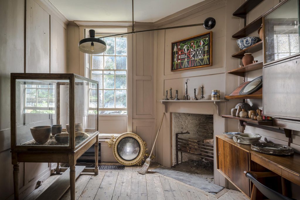 petit salon avec boiseries