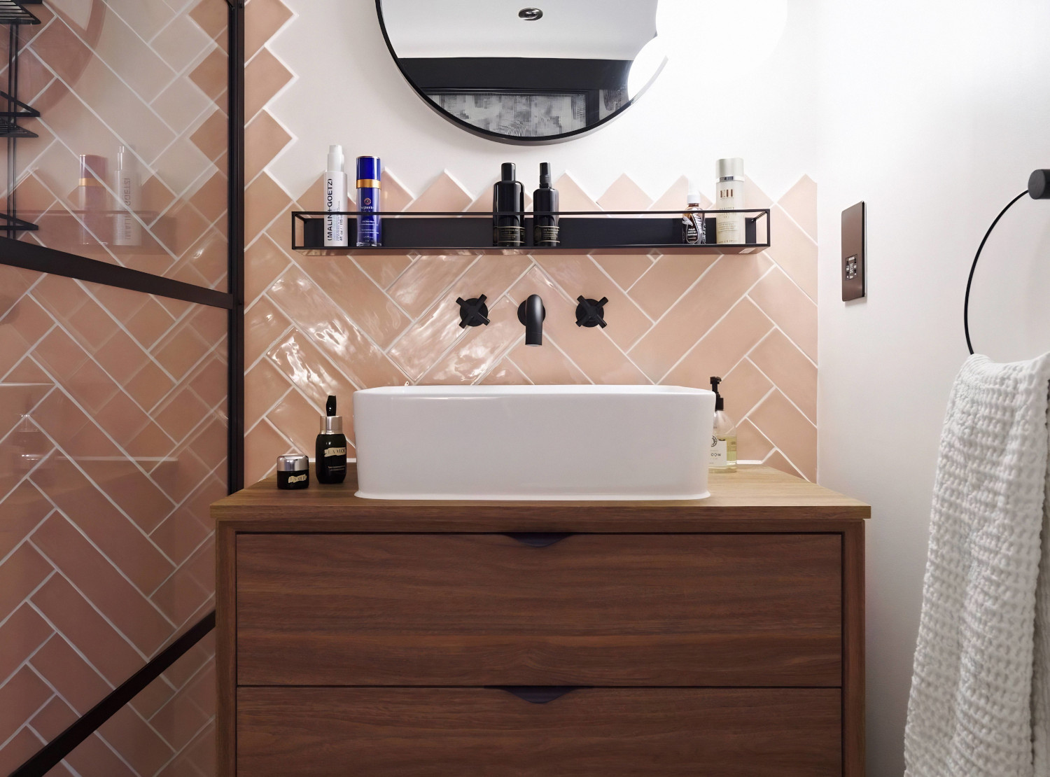 salle de bain rose décoration design