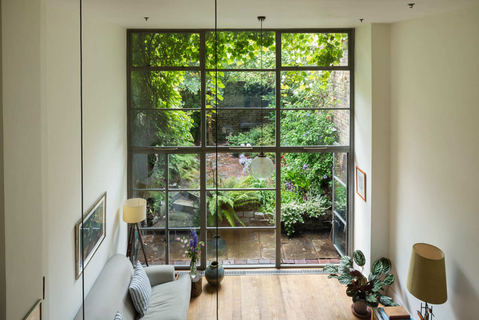 salon avec verrière sur petit jardin