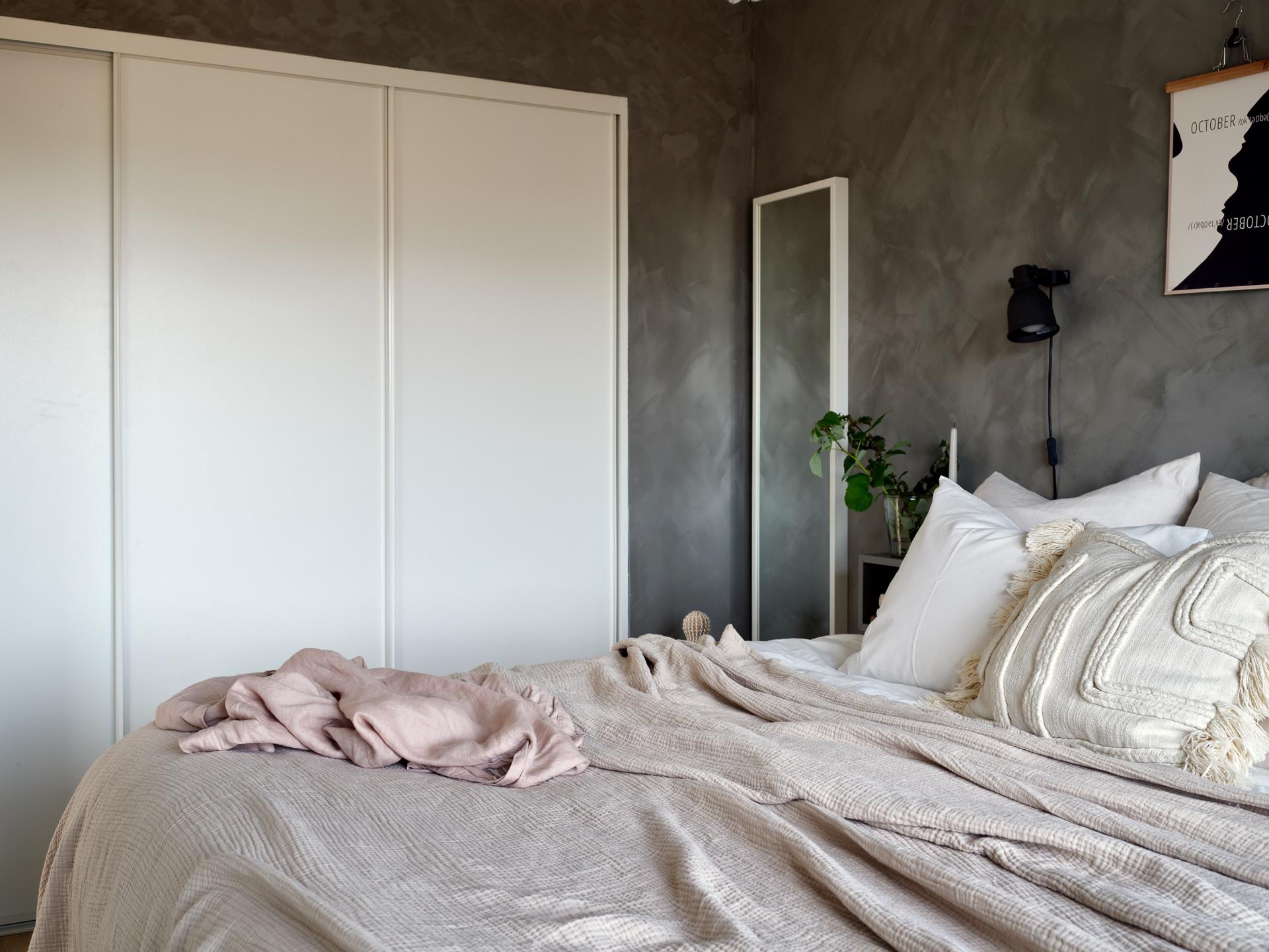 chambre grise avec placard blanc