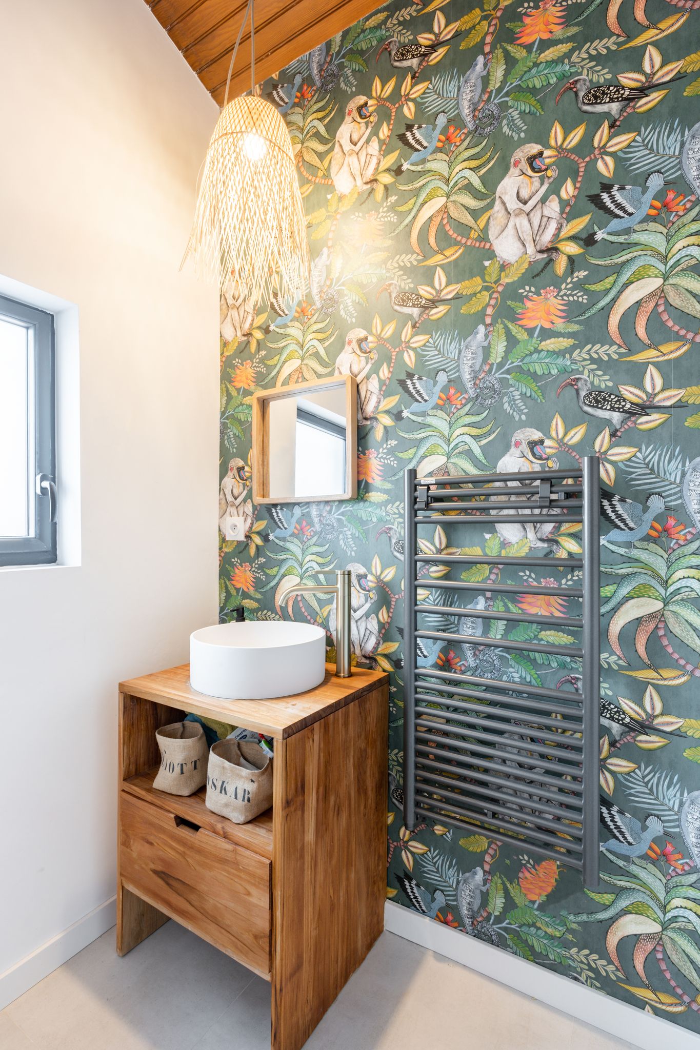 salle de bain avec papier-peint maison rénovée salle de bain avec papier-peint maison rénovée
