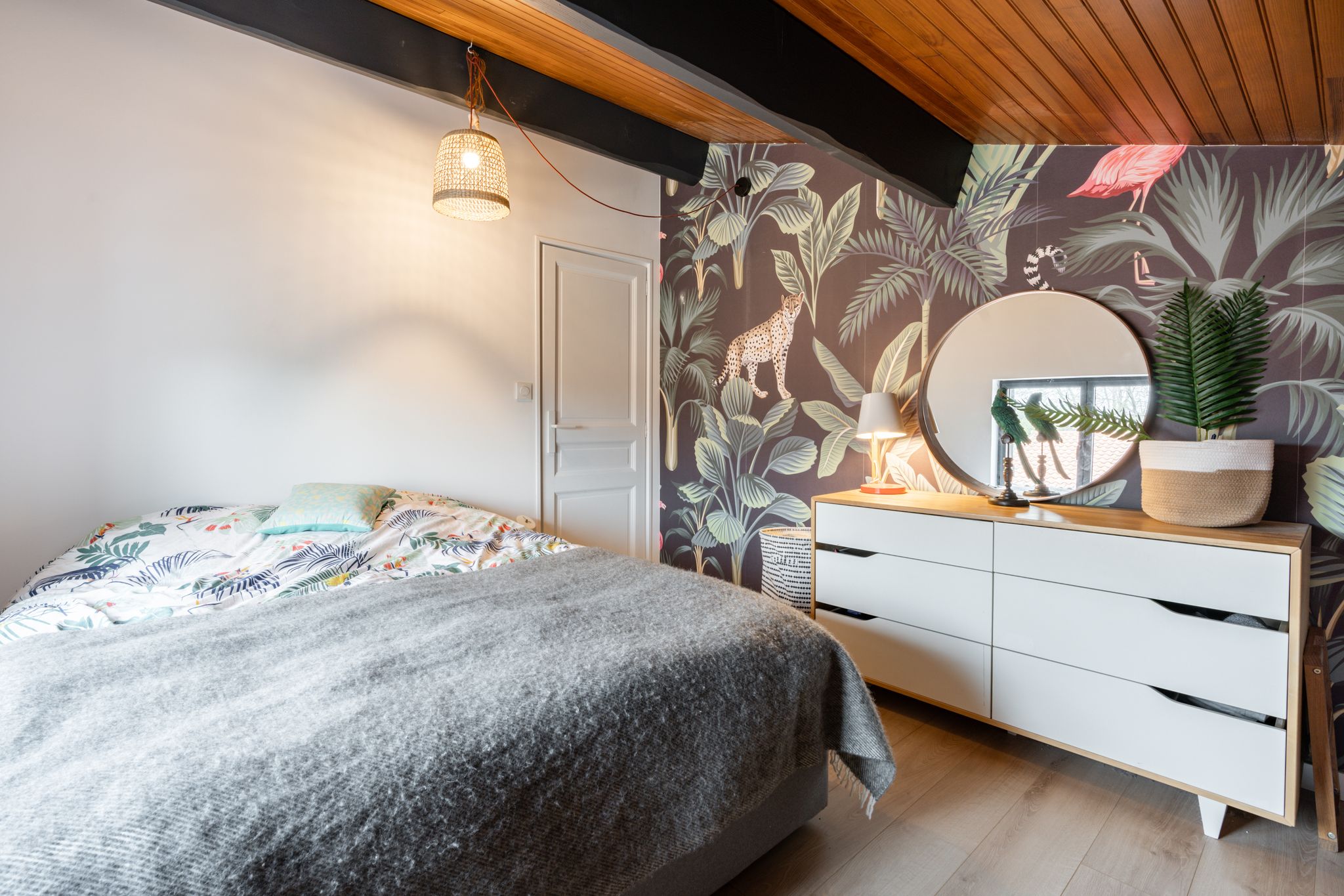 chambre parentale avec papier-peint maison rénovée chambre parentale avec papier-peint maison rénovée