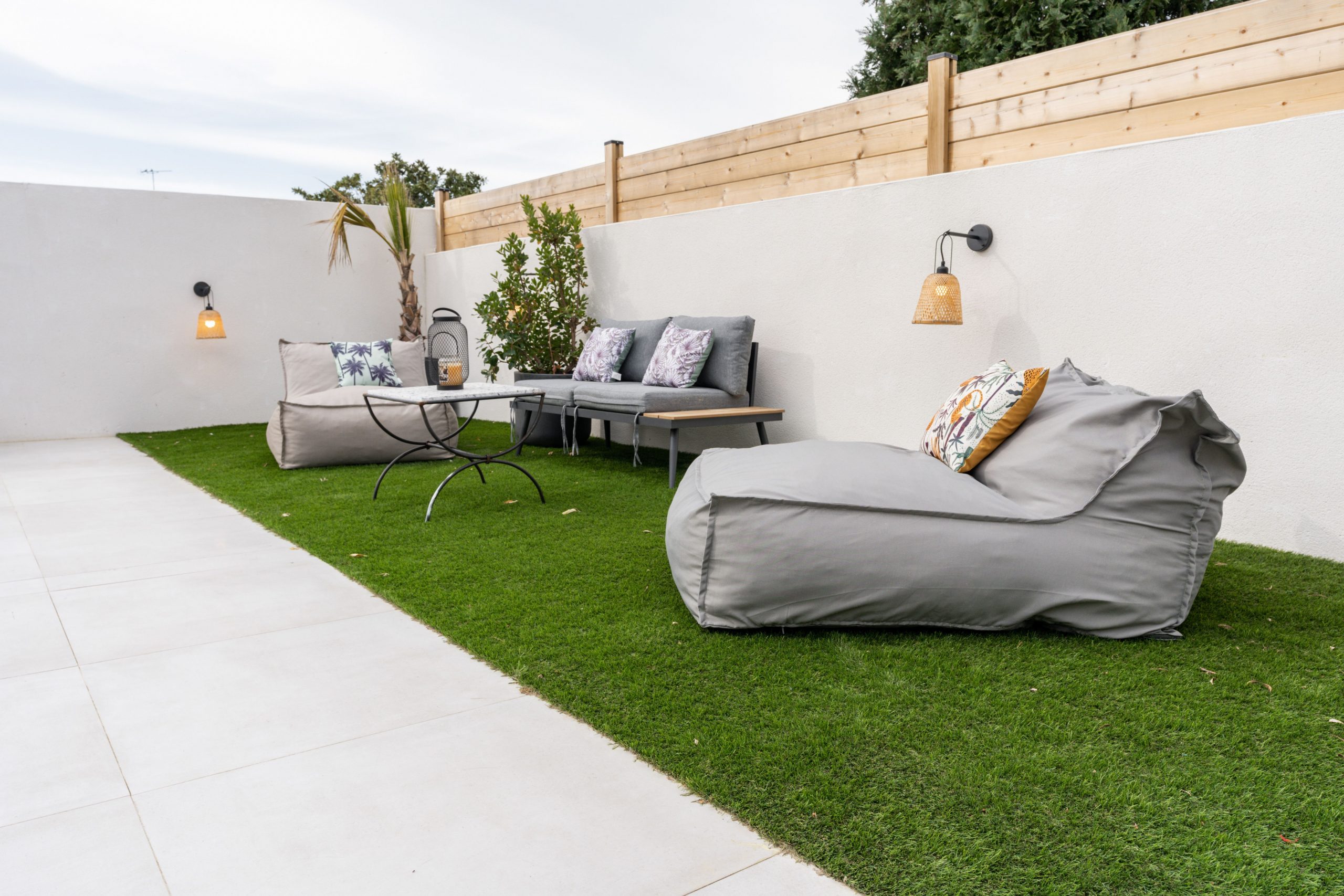 jardin avec terrasse et pelouse maison rénovée jardin avec terrasse et pelouse maison rénovée
