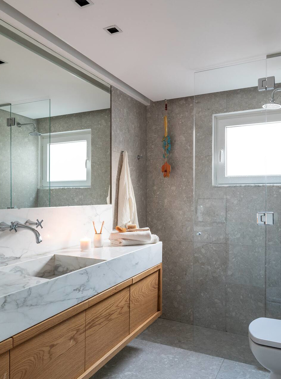 salle de bain bois et marbre décoration contemporaine