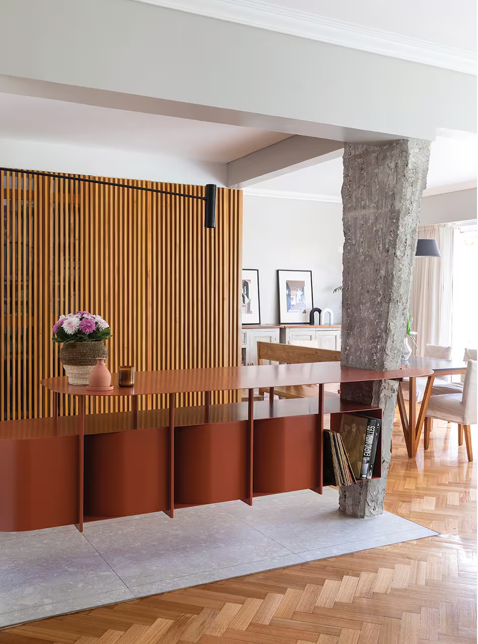salon avec pilier béton