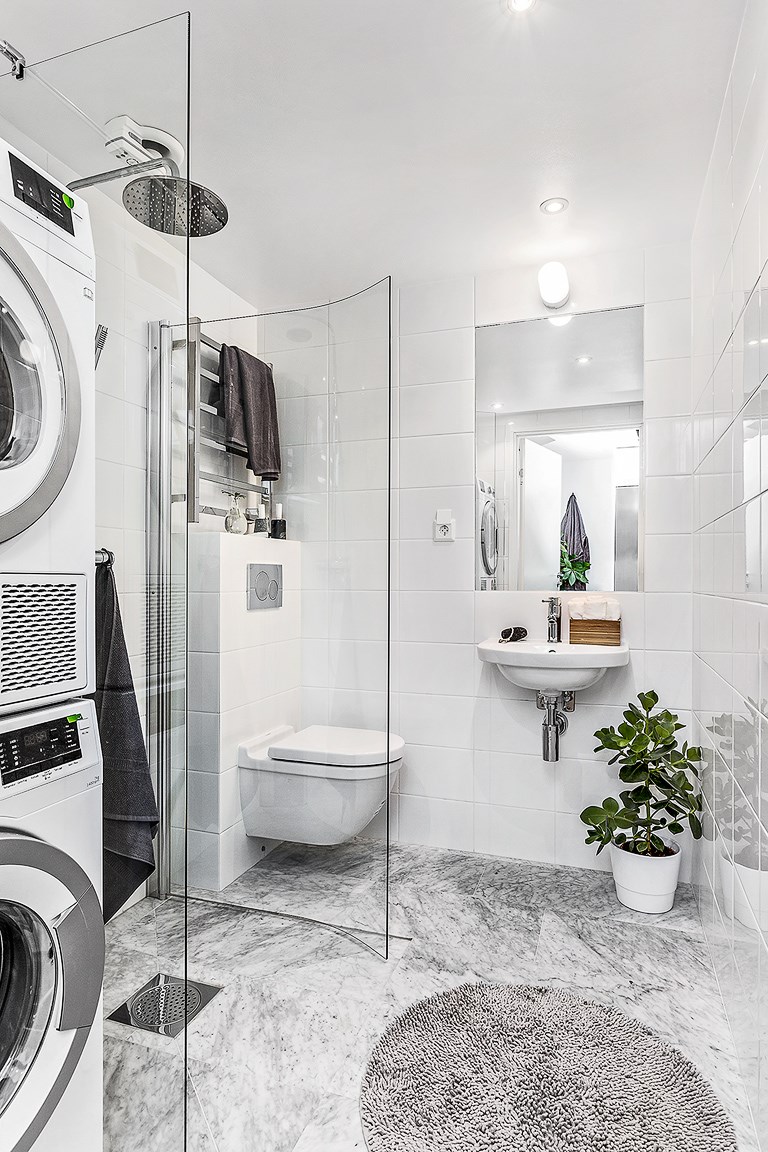 salle d'eau design blanche et marbre