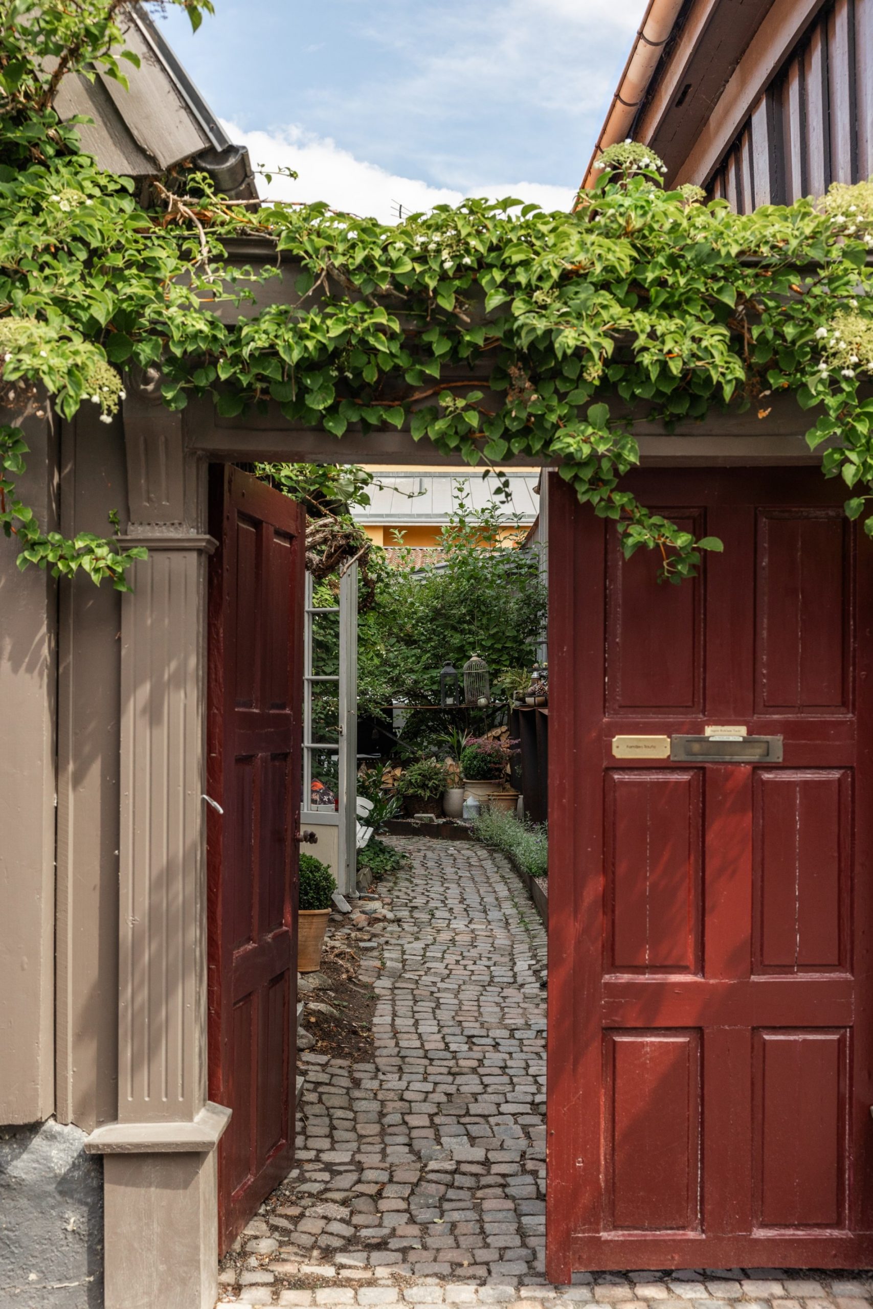 entrée grande maison de ville en bois avec jardin pavé entrée grande maison de ville en bois avec jardin pavé