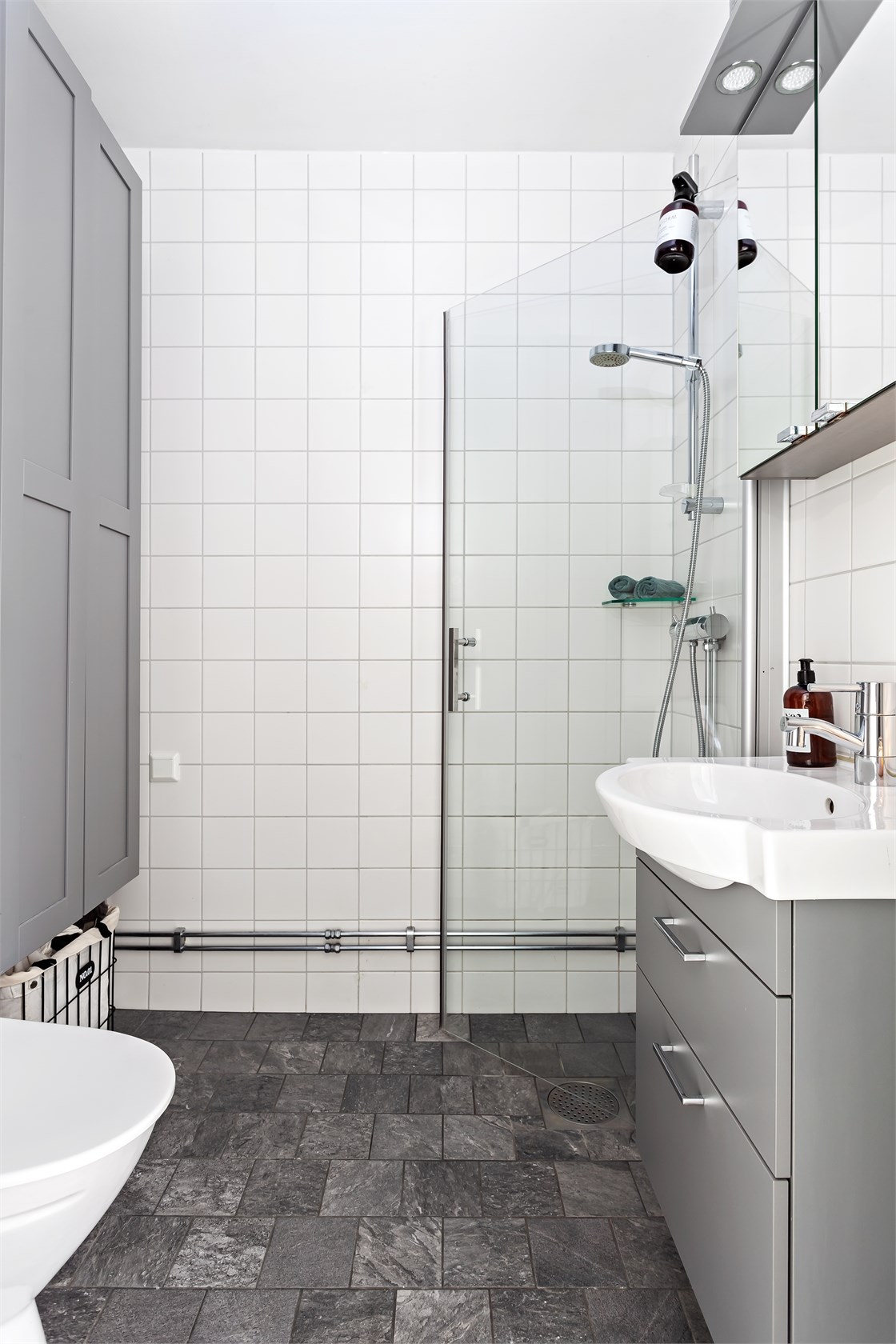 salle de bain blanche et grise