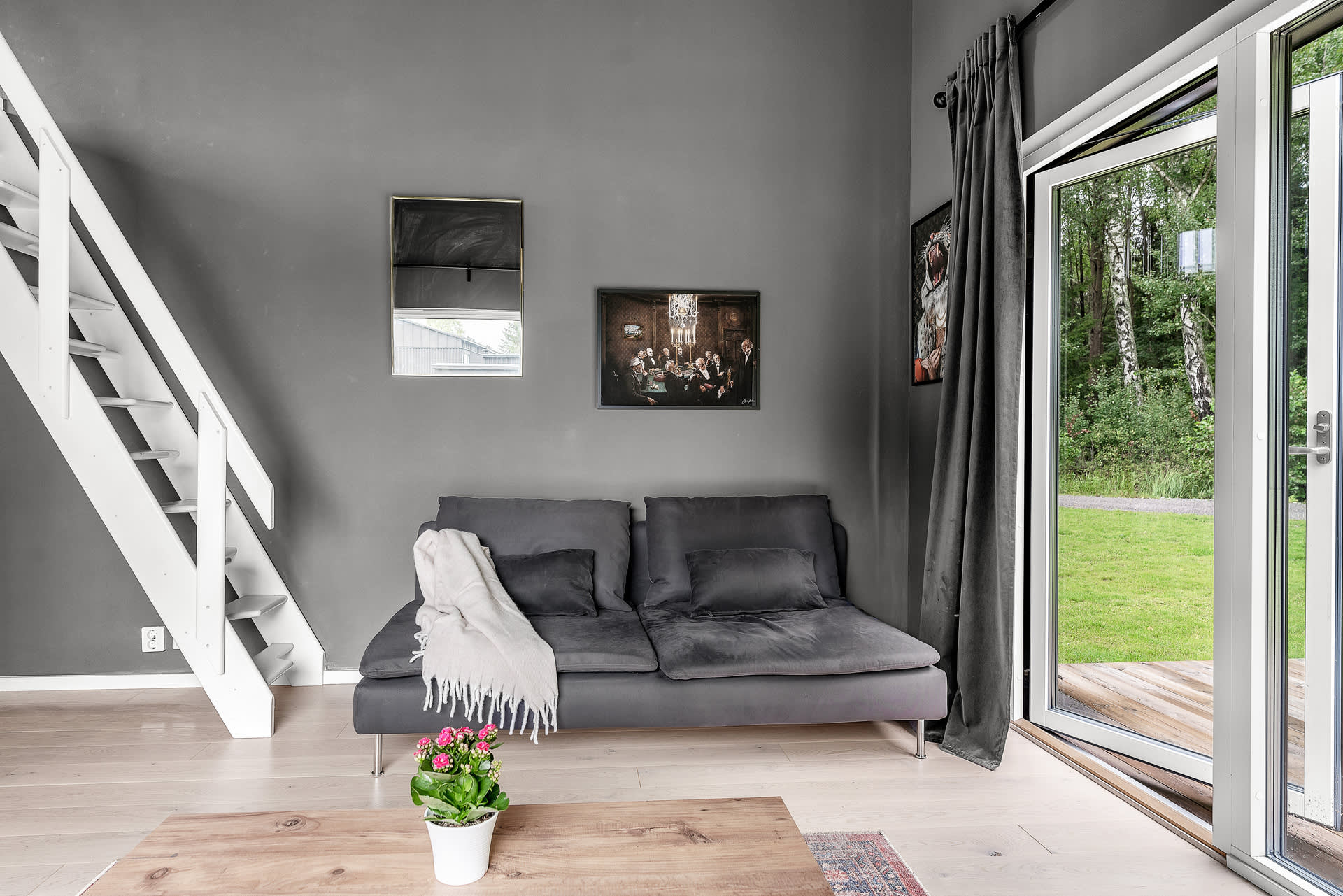salon design gris avec baies vitrées salon design gris avec baies vitrées