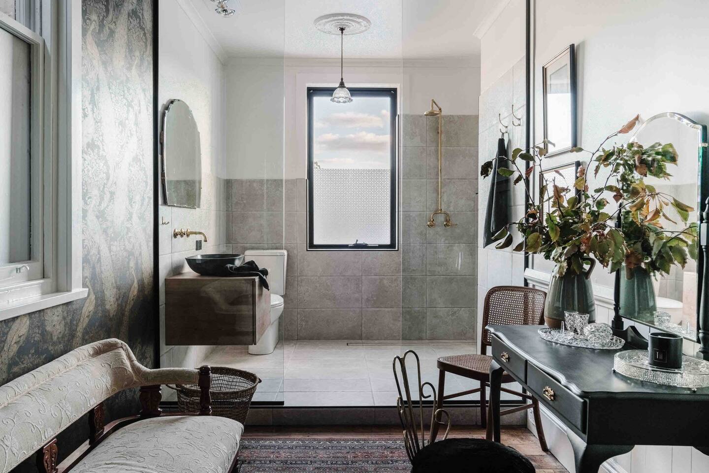 salle de bain avec bureau décoration vintage