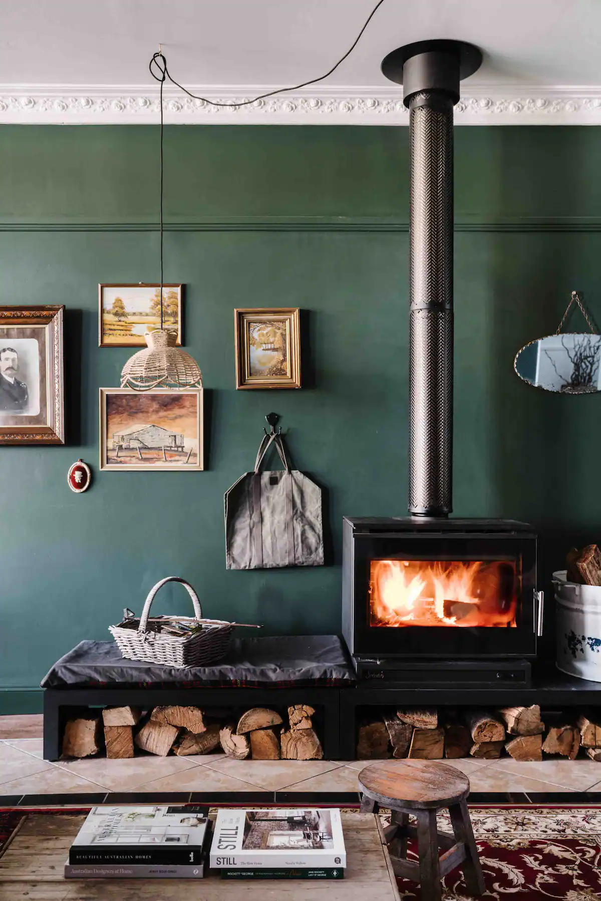 salon murs verts décoration vintage