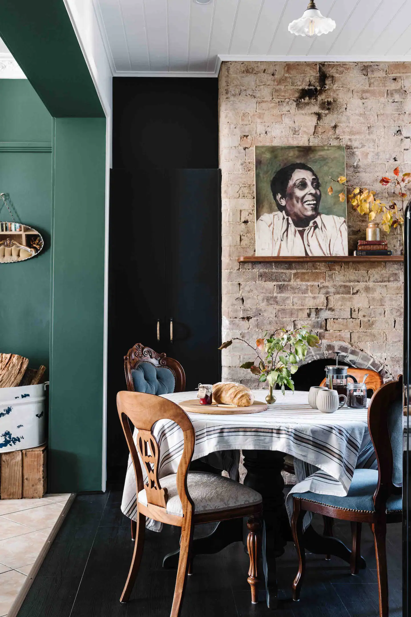 salle à manger mur en briques décoration vintage