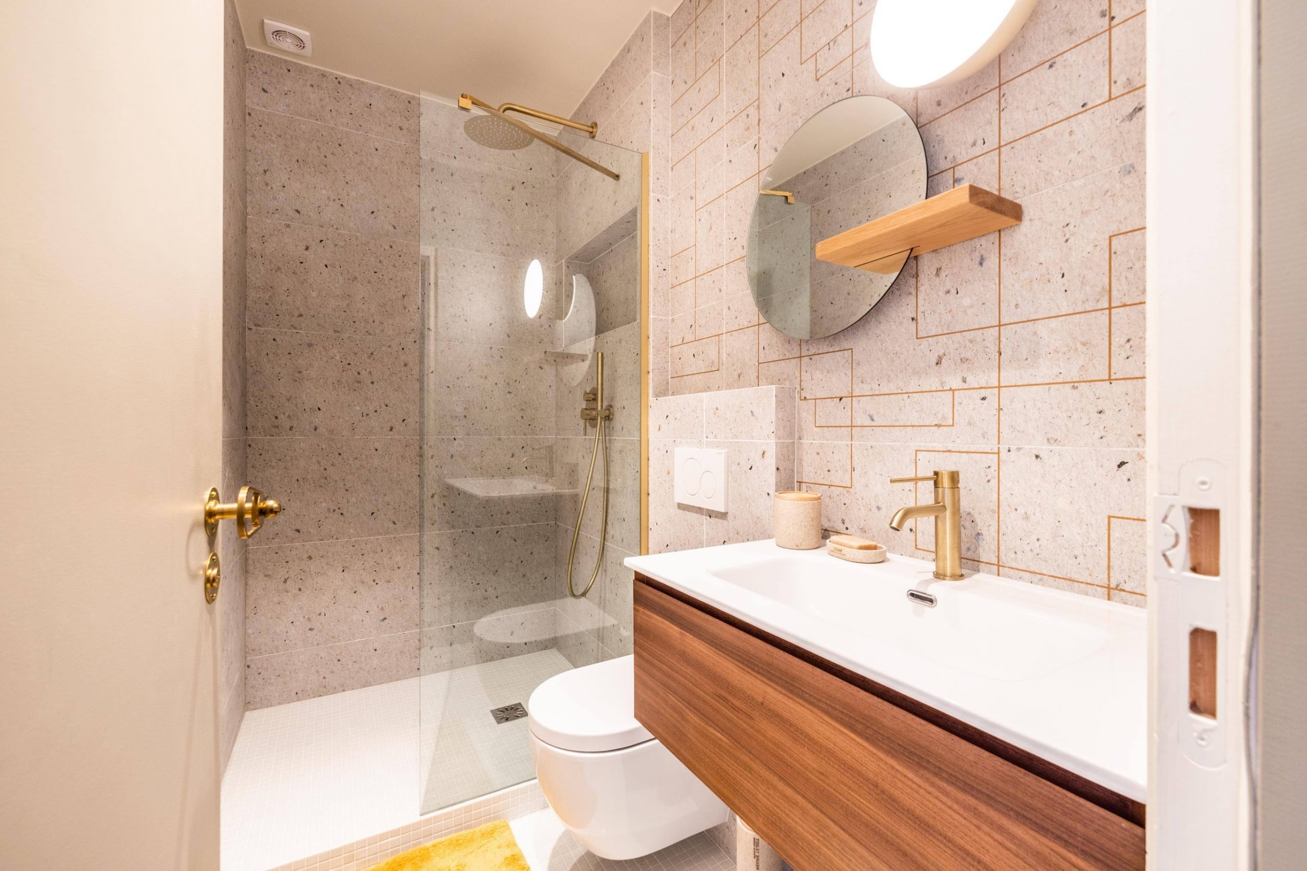 salle de bain avec douche