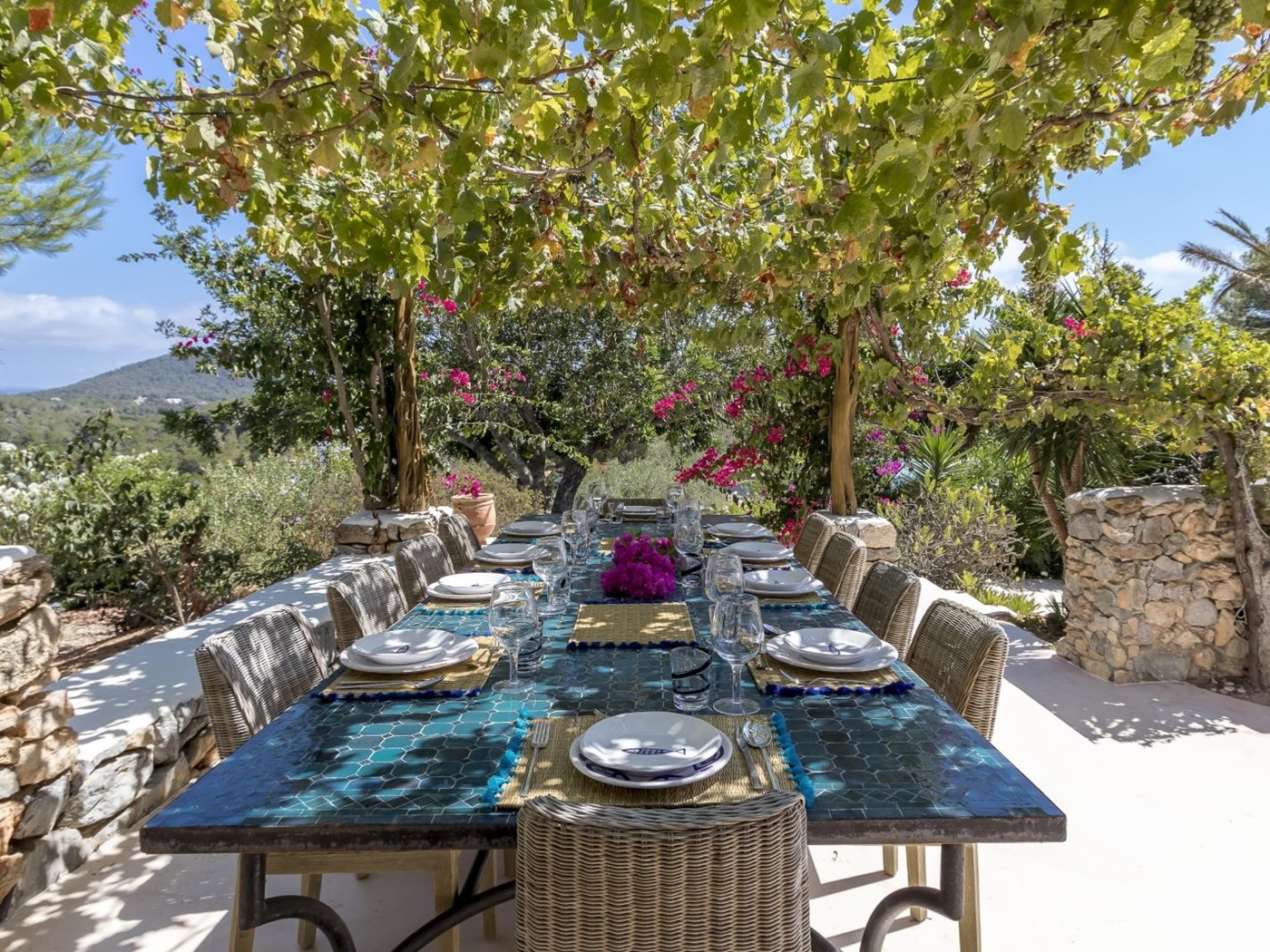 terrasse avec salle à manger et treille terrasse avec salle à manger et treille