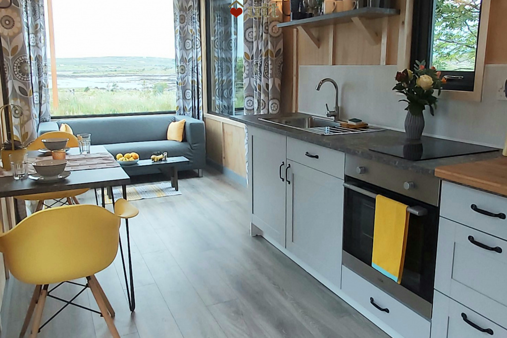 cuisine et salon avec baie vitrée tiny house cuisine et salon avec baie vitrée tiny house