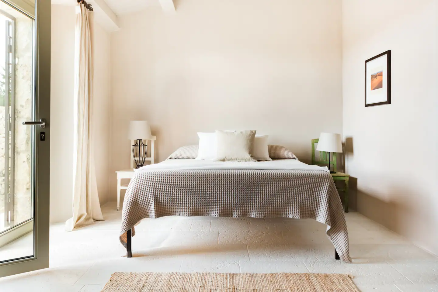chambre minimaliste beige