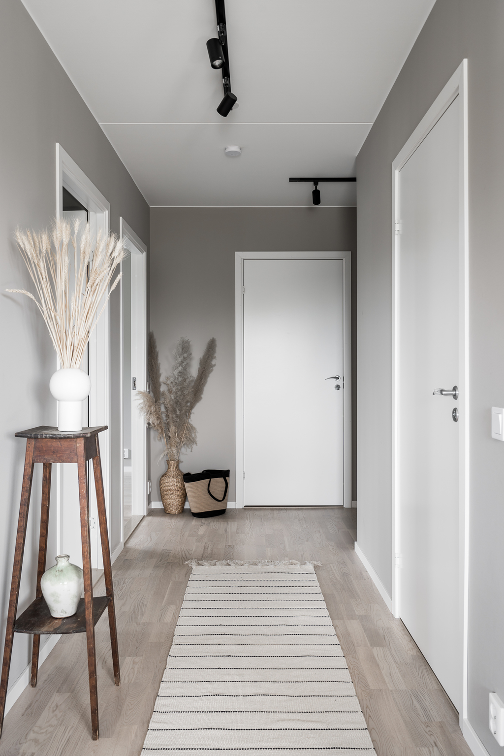 entrée murs gris