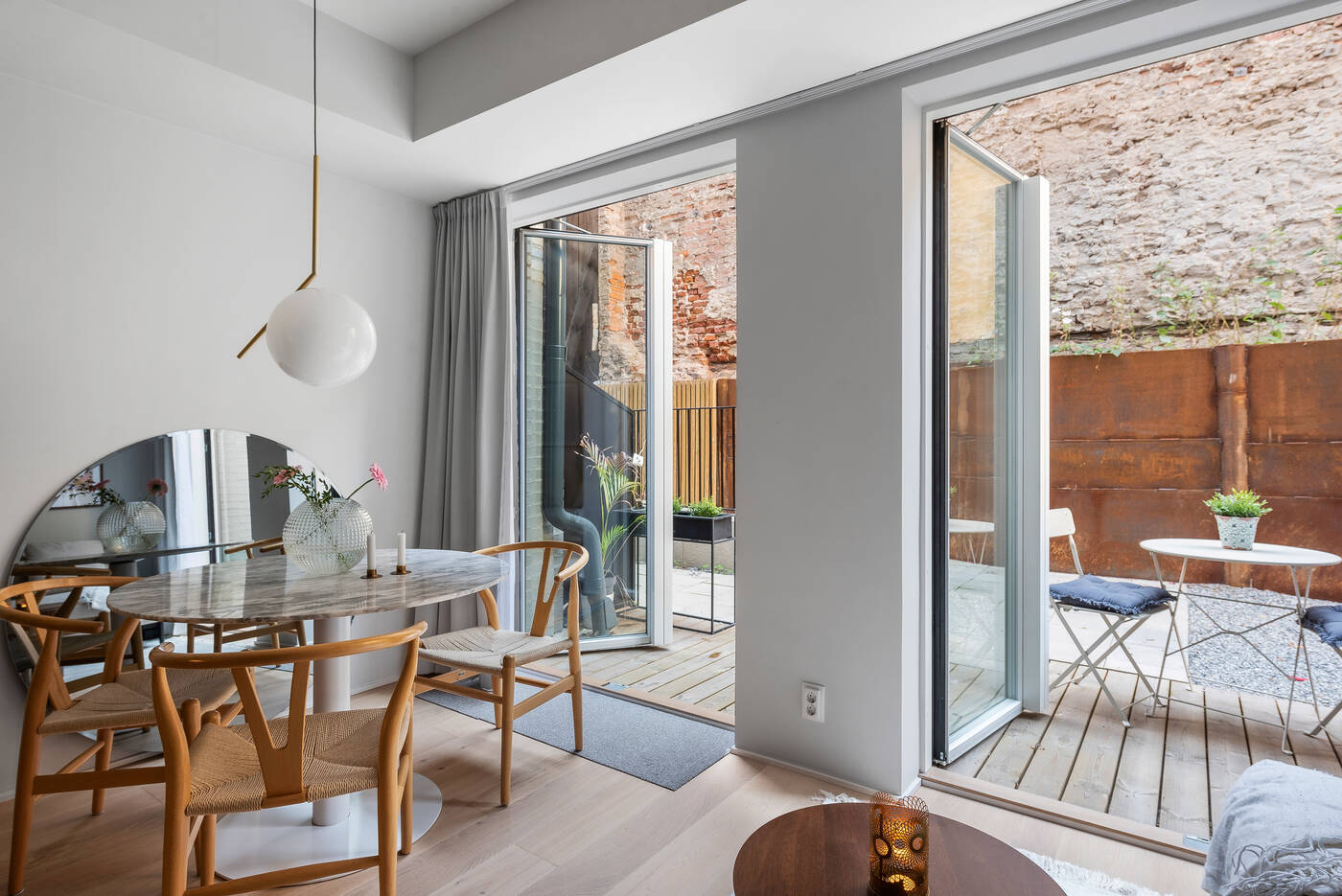 salon décoration design avec terrasse bois