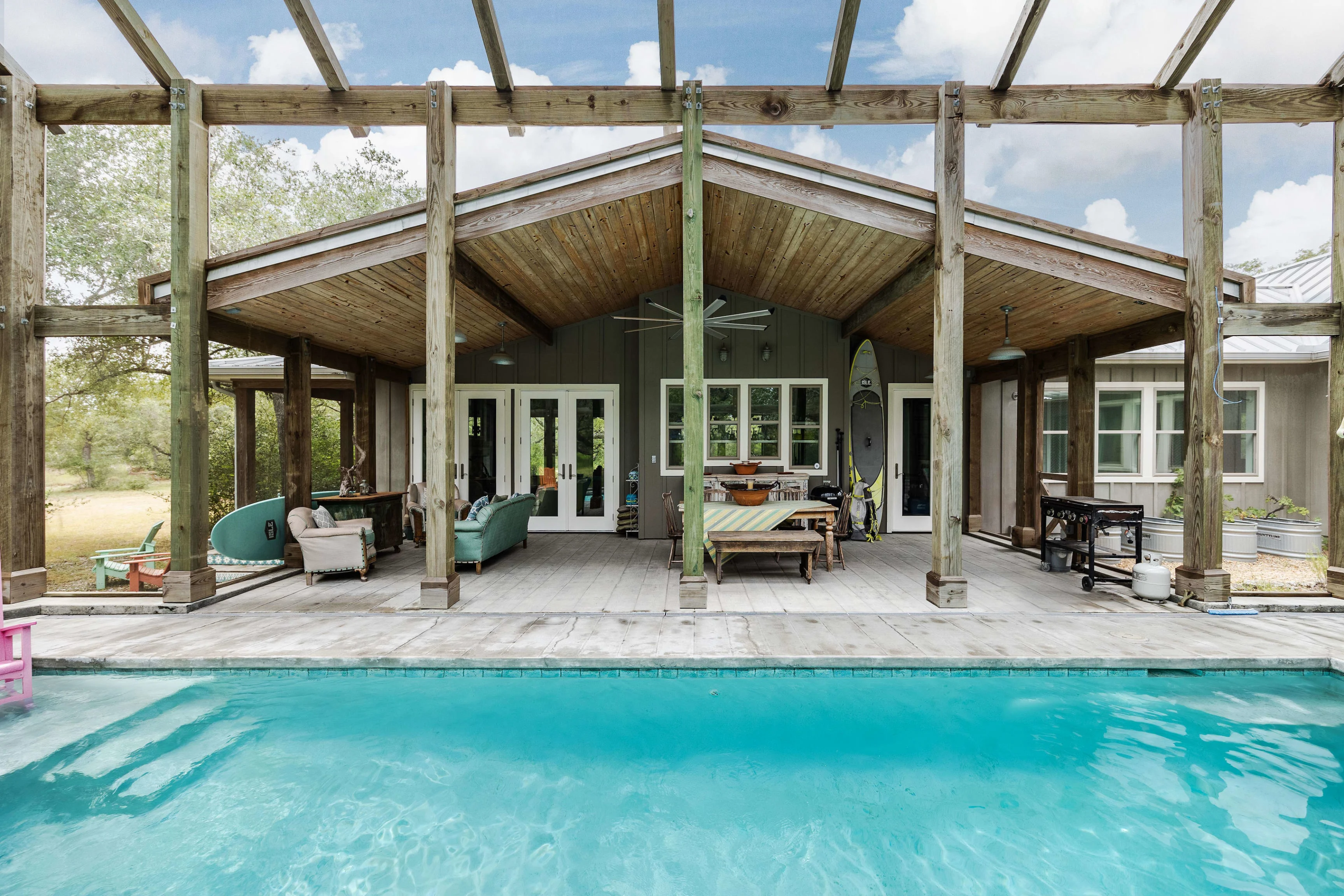terrasse bois avec piscine