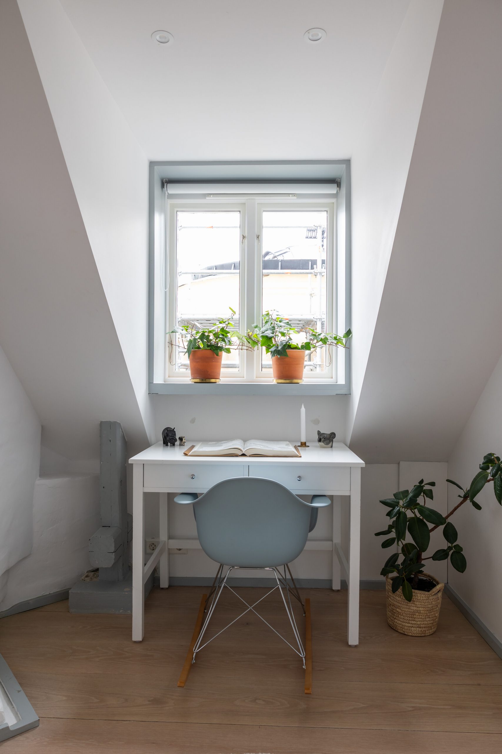 espace bureau sous fenêtre