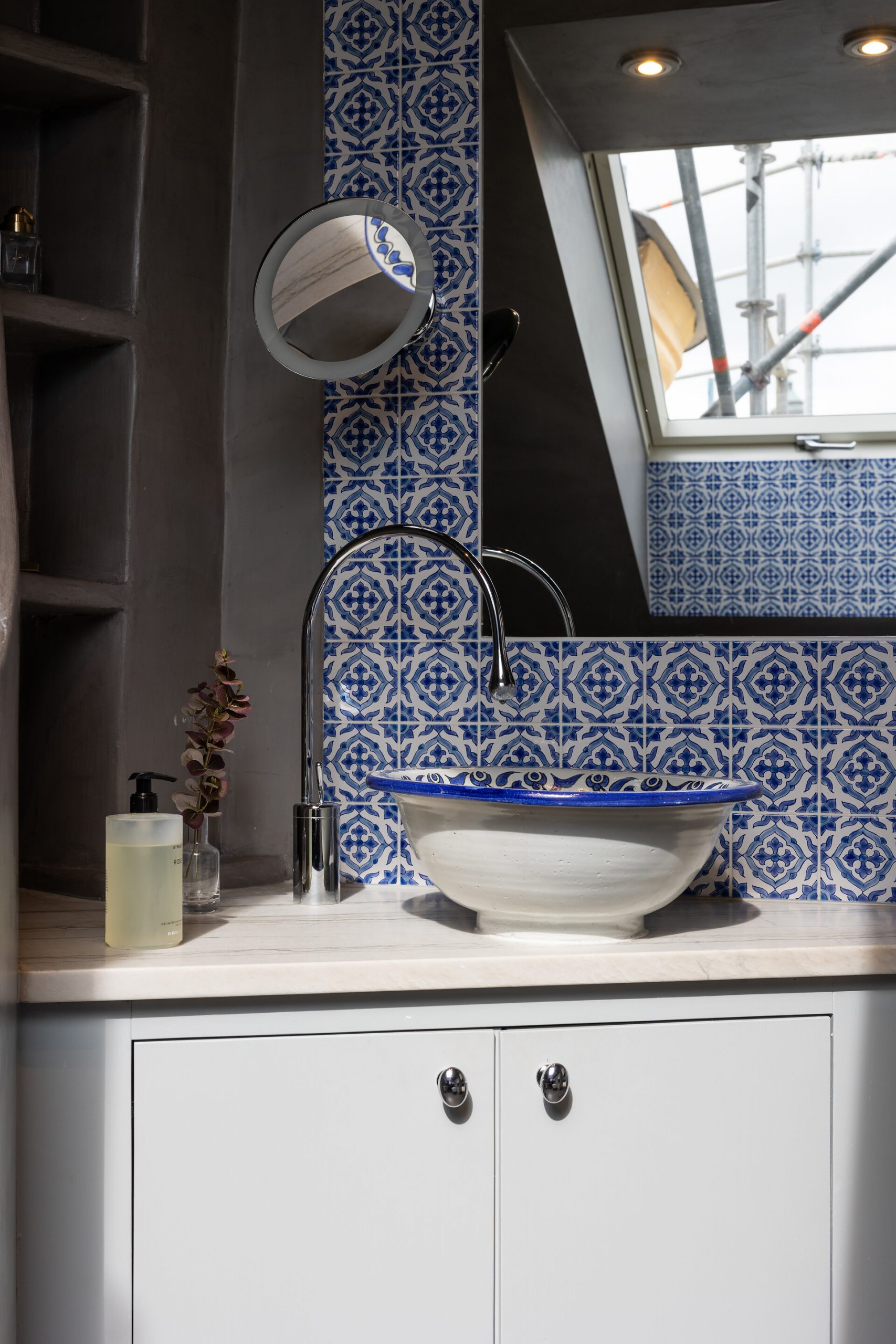 salle de bain bleue et grise