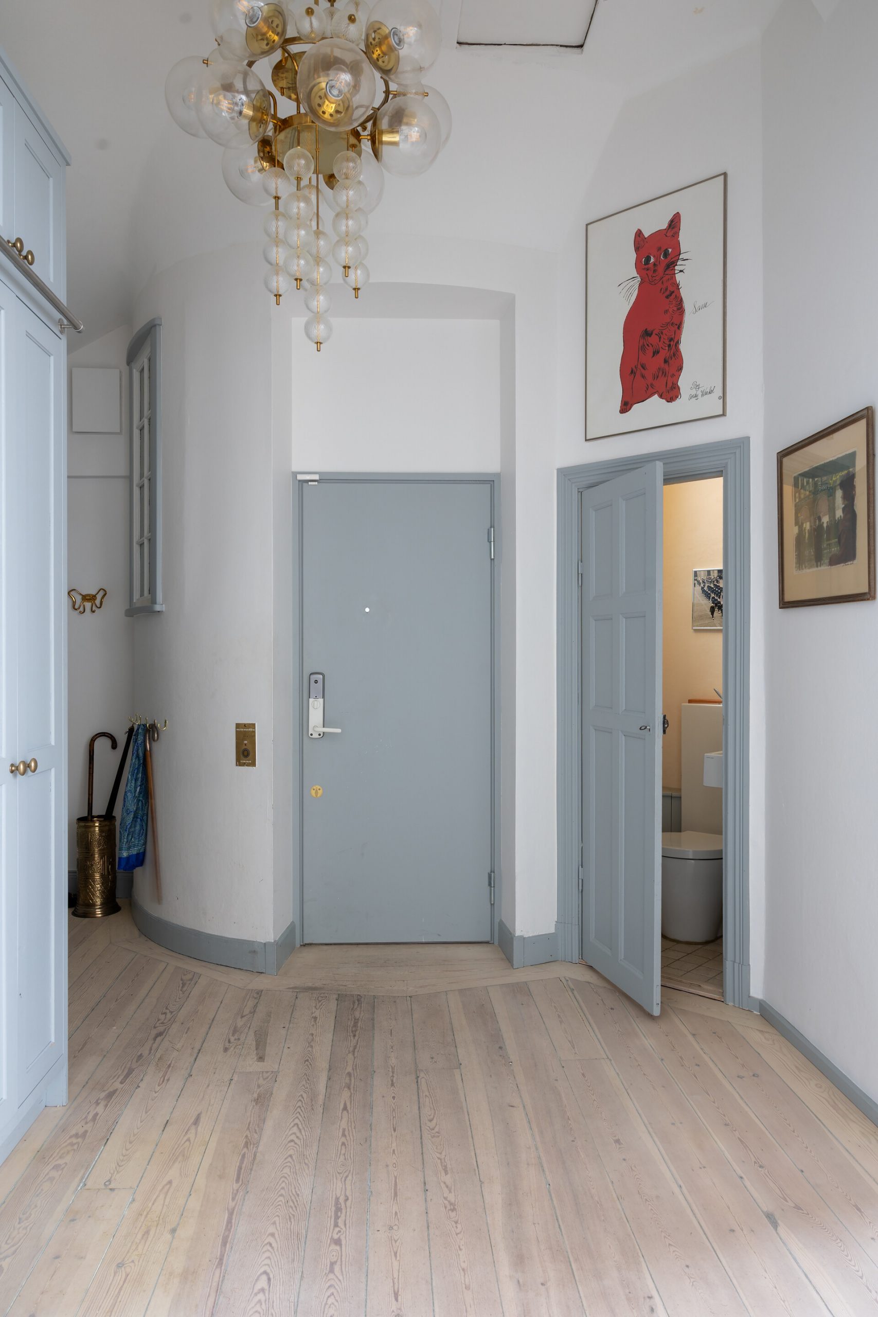 entrée avec portes bleues
