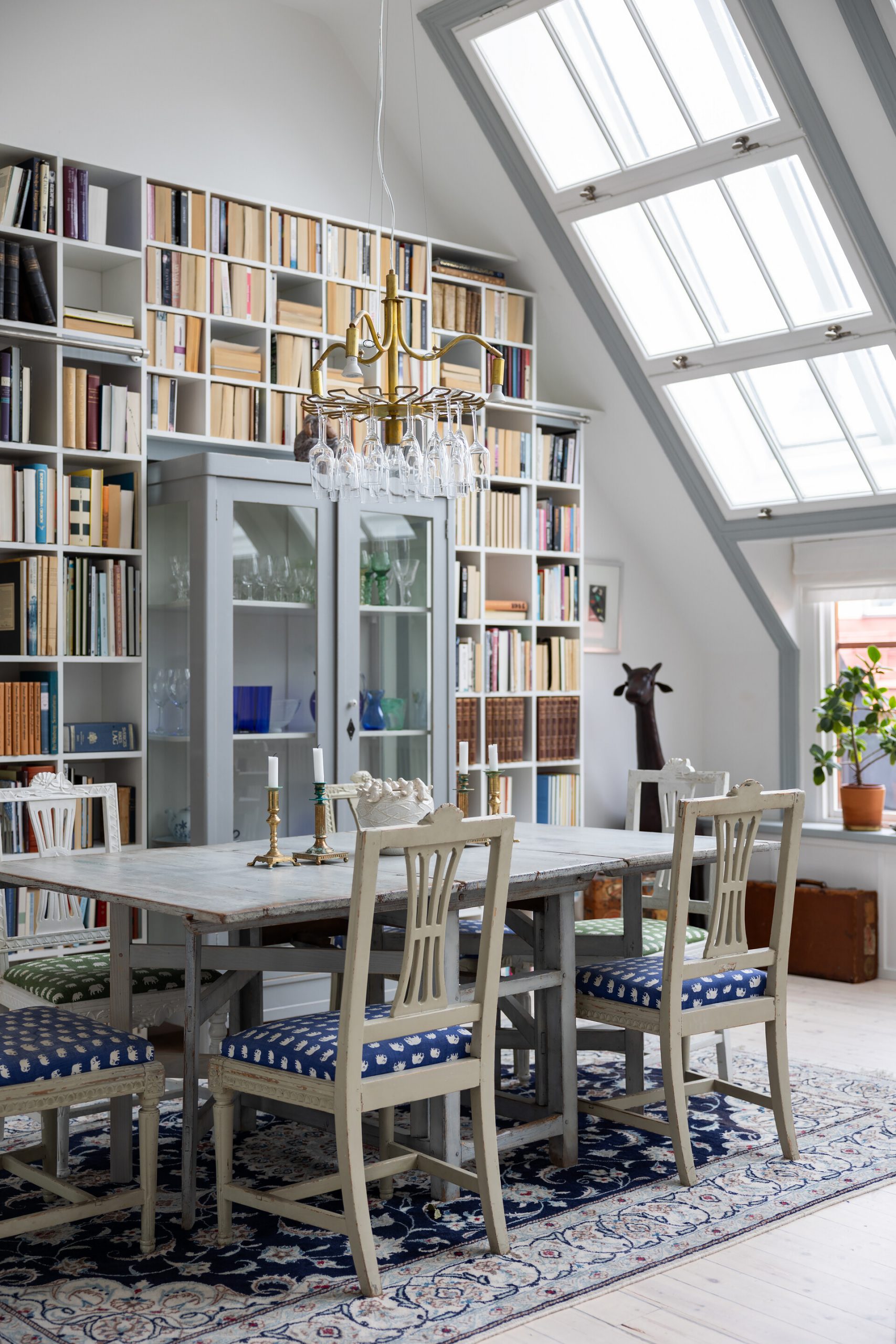 salle à manger avec bibliothèque appartement sous les toits