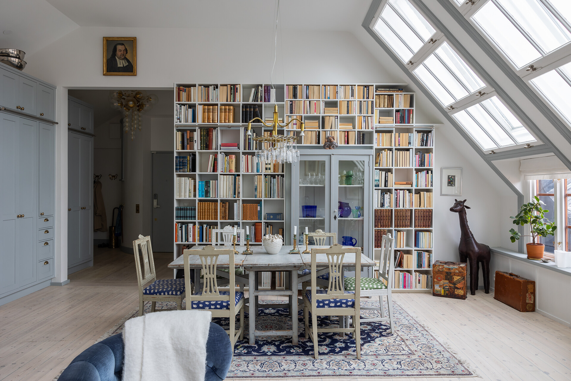 salle à manger avec bibliothèque appartement sous les toits