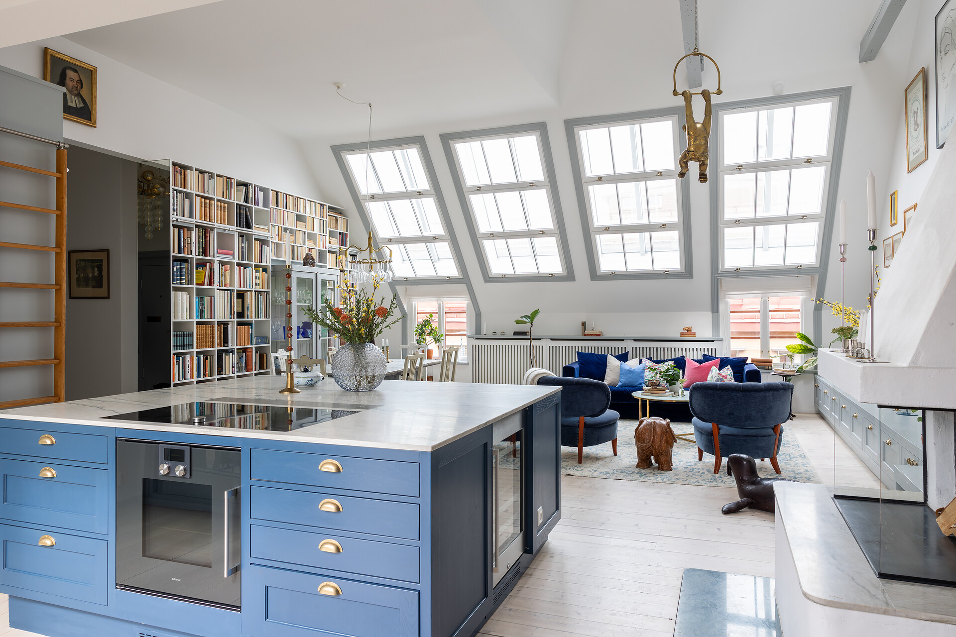 salon avec cuisine ouverte appartement sous les toits