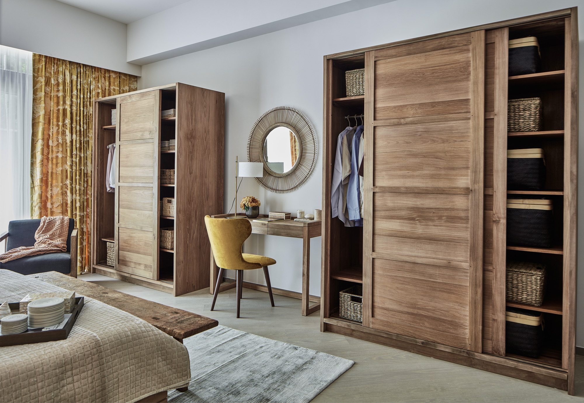 chambre avec espace bureau