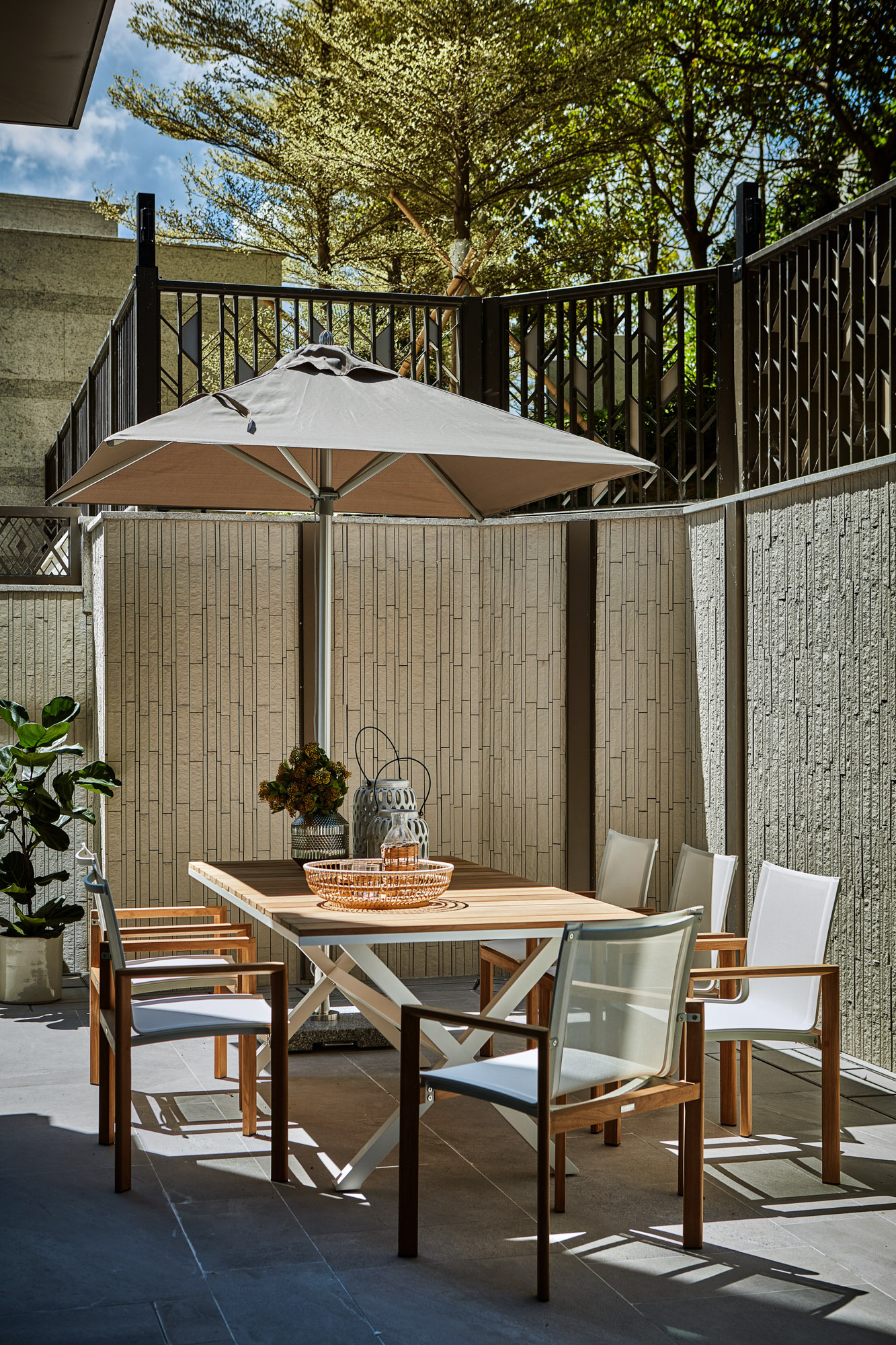 terrasse avec salle à manger