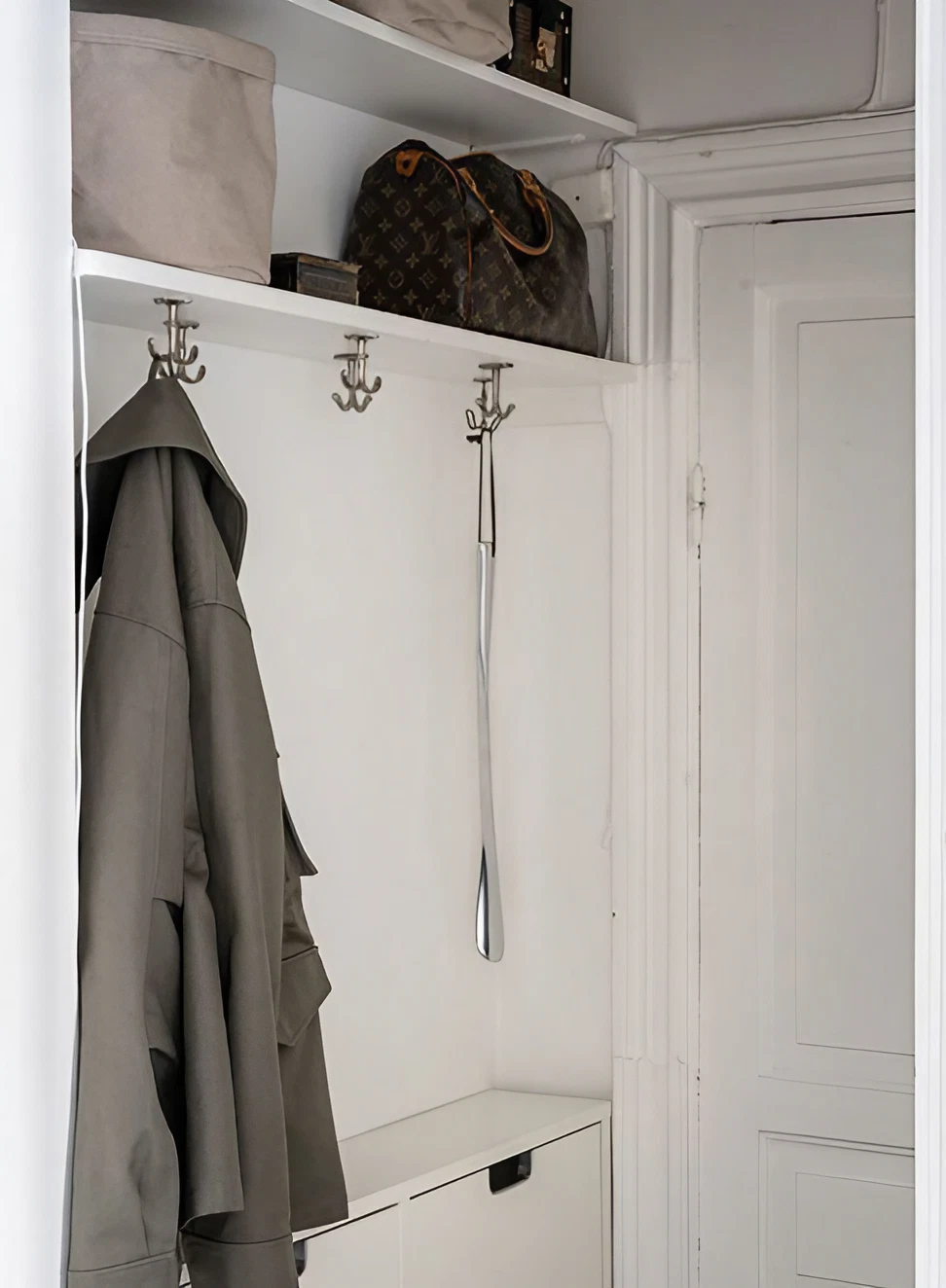 entrée avec porte manteau mini studio 18m2 décoration blanche entrée avec porte manteau mini studio 18m2 décoration blanche