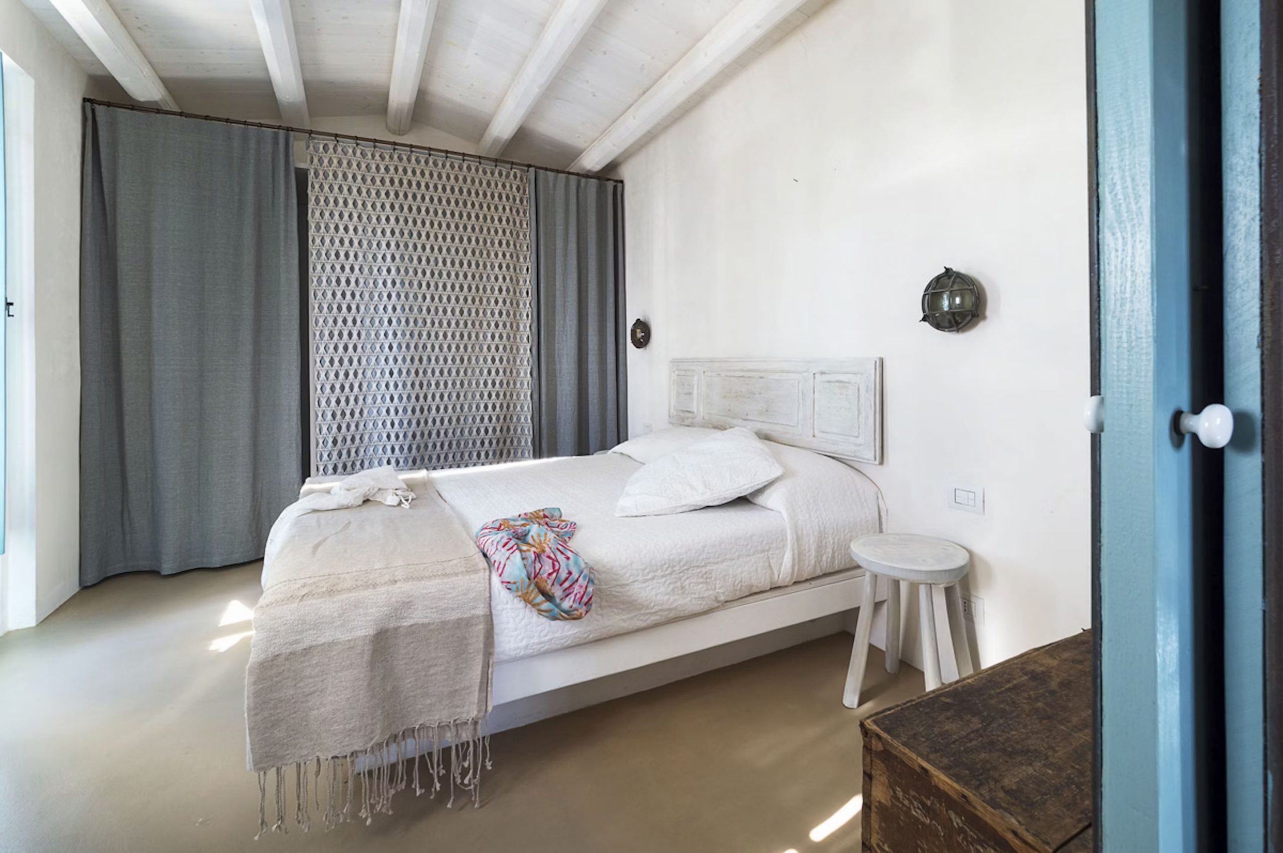 chambre avec poutres blanches maison de plage contemporaine chambre avec poutres blanches maison de plage contemporaine