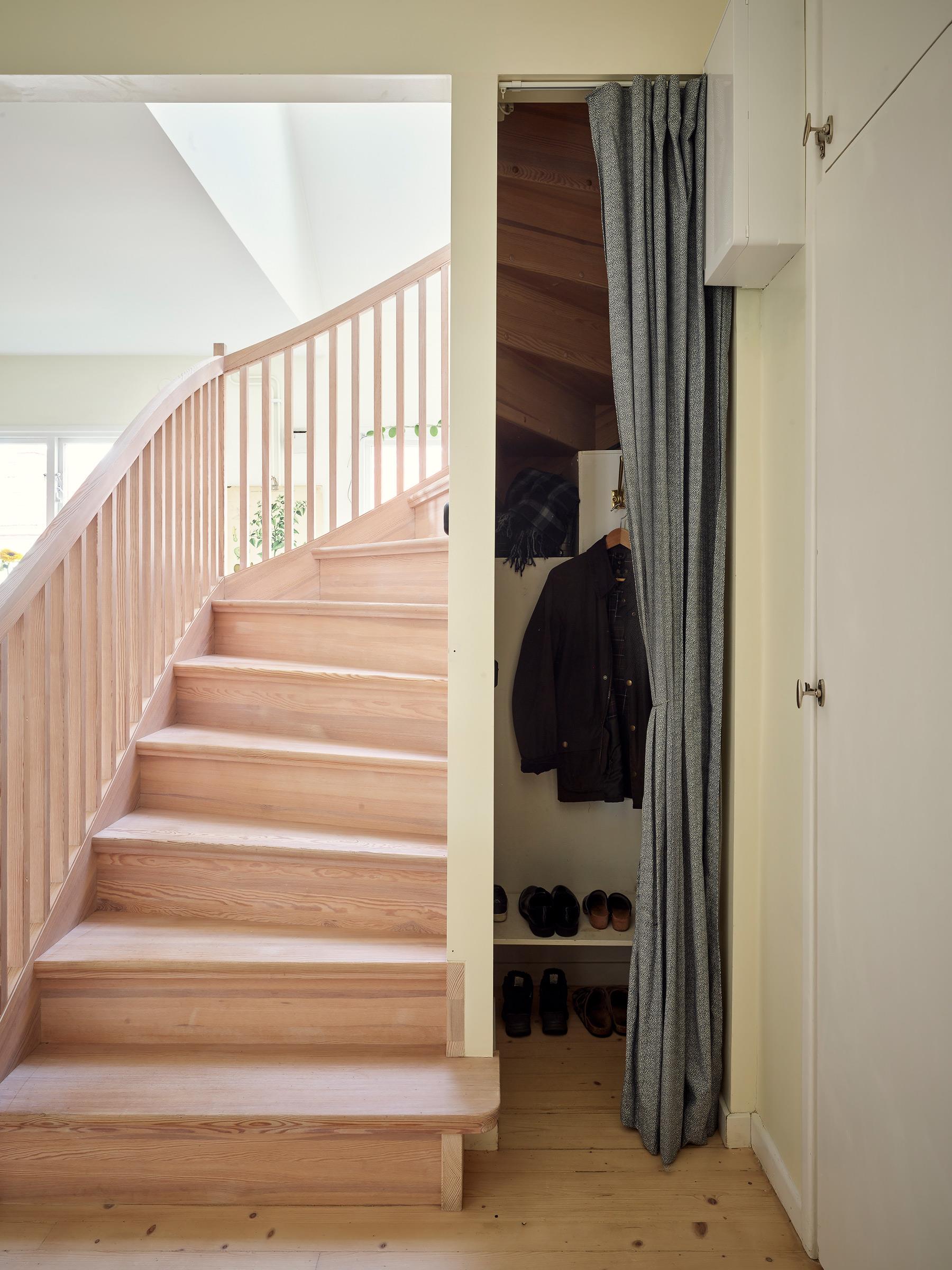 entrée avec escalier en bois entrée avec escalier en bois