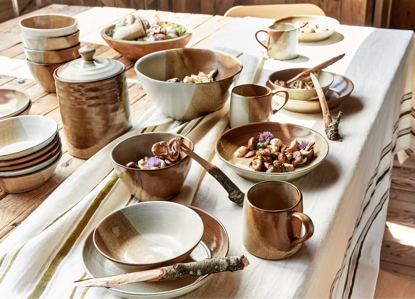 table décoration rustique chic vaisselle grès et bois table décoration rustique chic vaisselle grès et bois