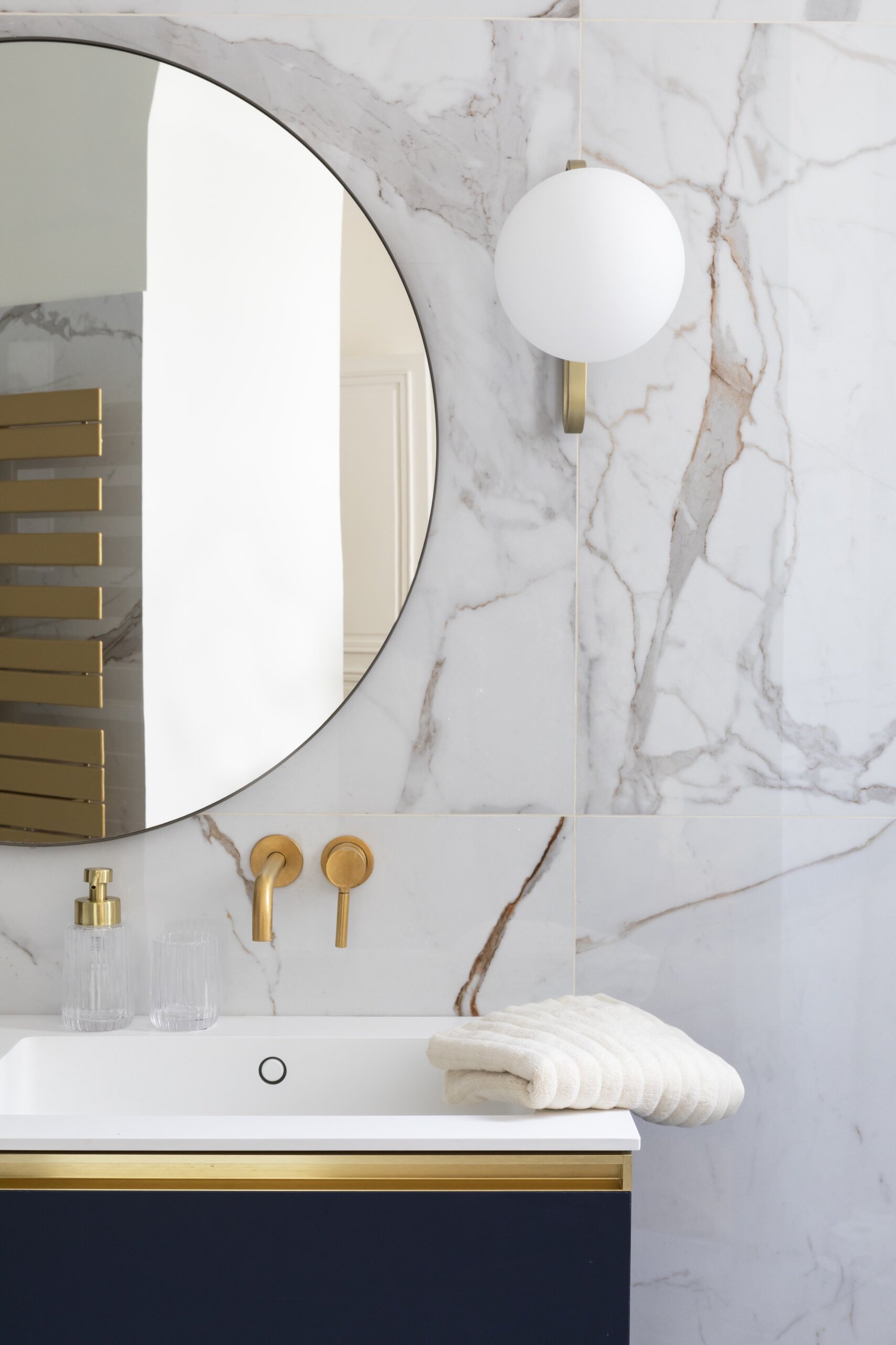 salle de bain marbre appartement haussmannien rénové à Paris salle de bain marbre appartement haussmannien rénové à Paris