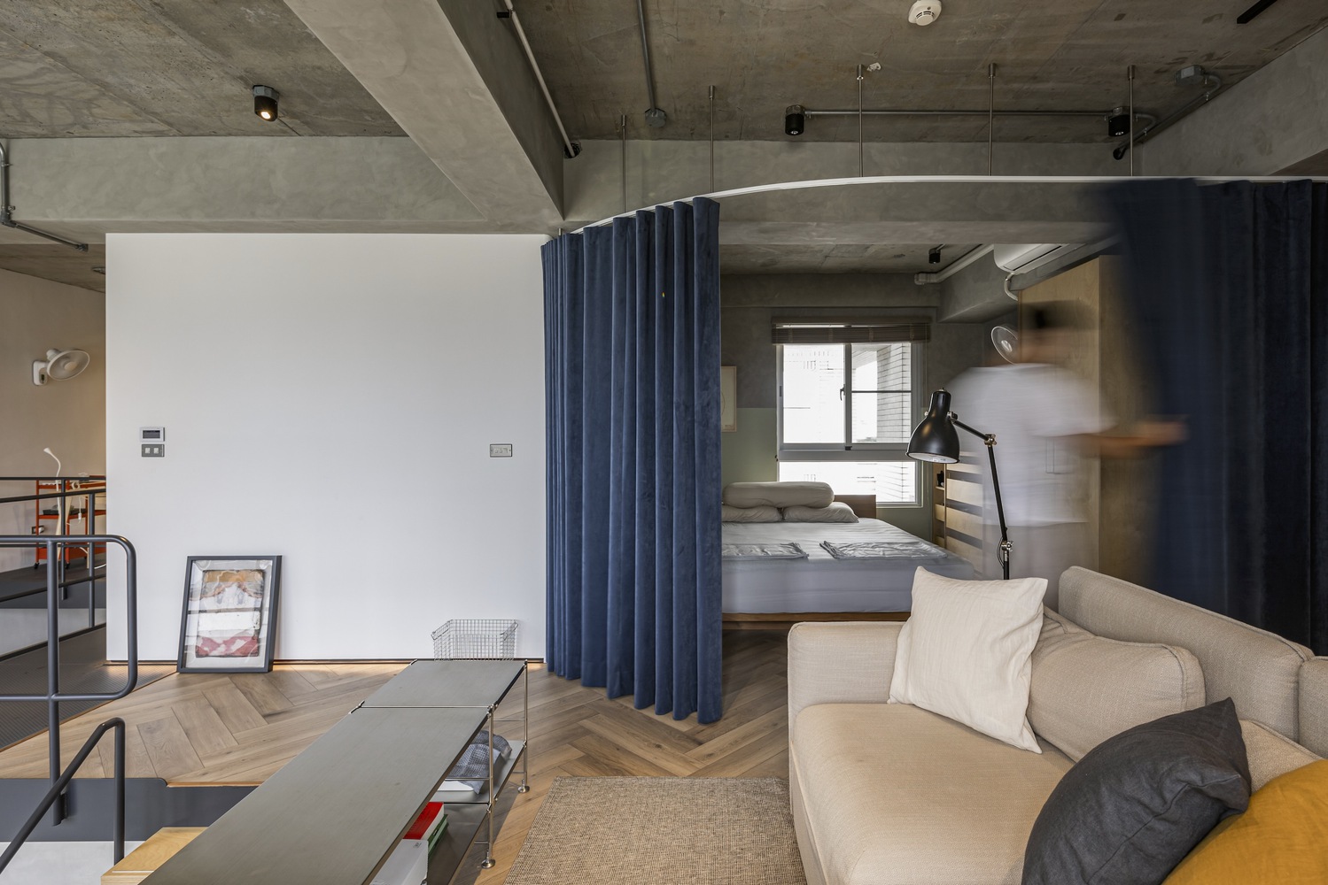 chambre derrière rideau loft