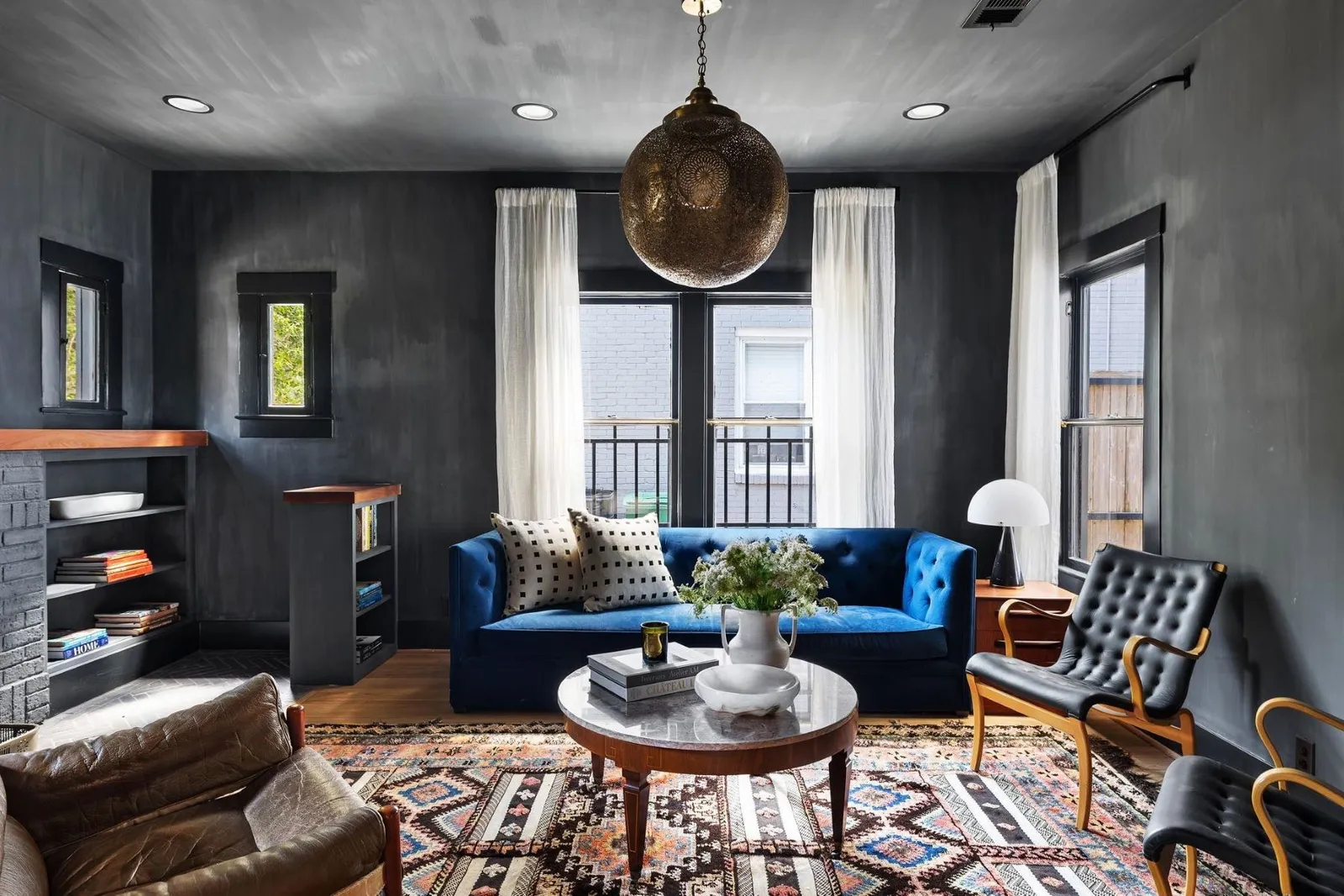 salon mur noir décoration mid-century
