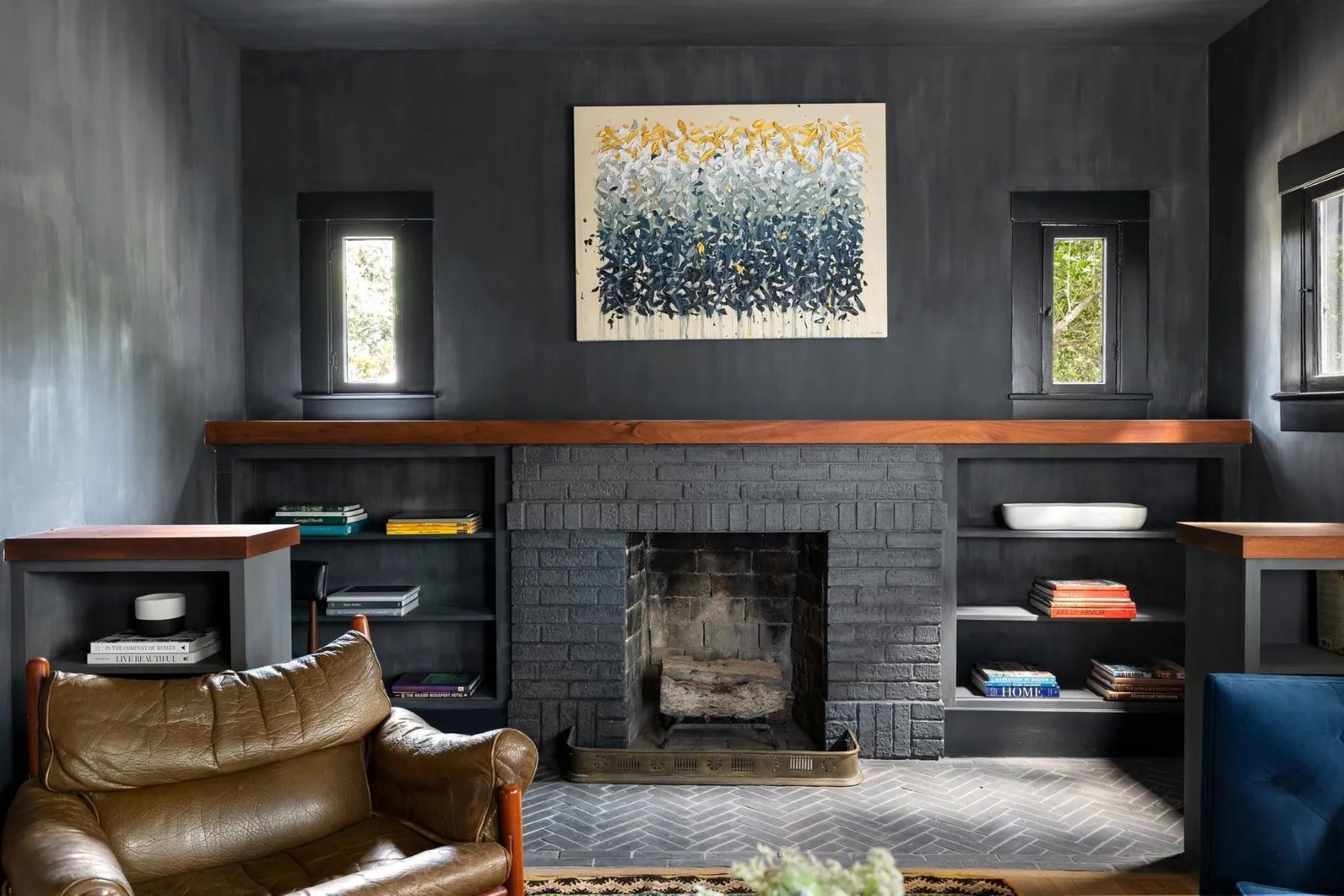 salon avec cheminée mur noir décoration mid-century