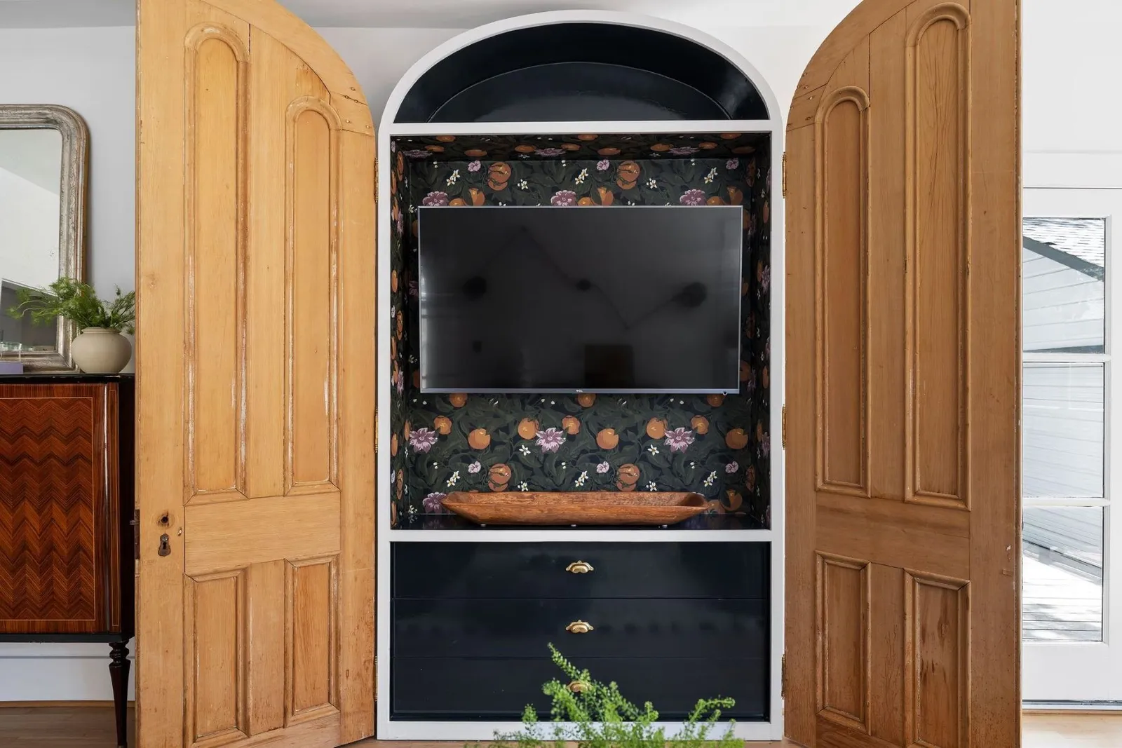 télévision cachée derrière portes