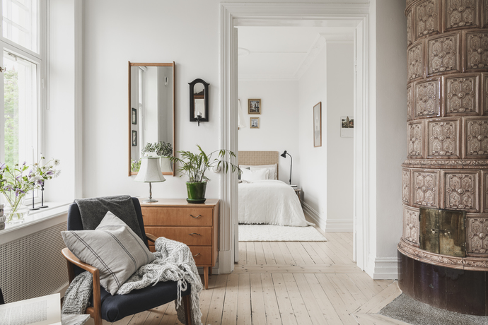 chambre avec parquet et poêle ancien