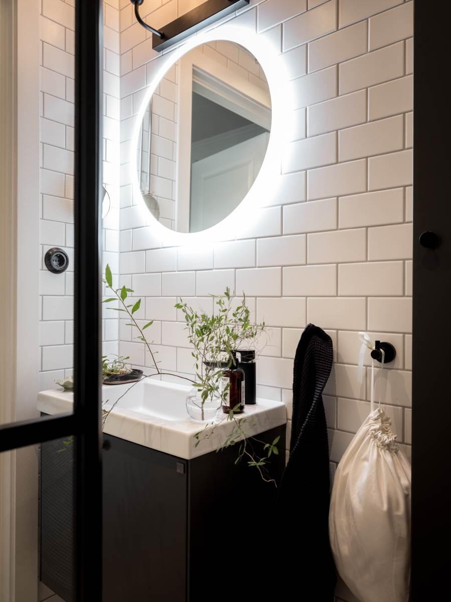 salle de bain design noire et blanche
