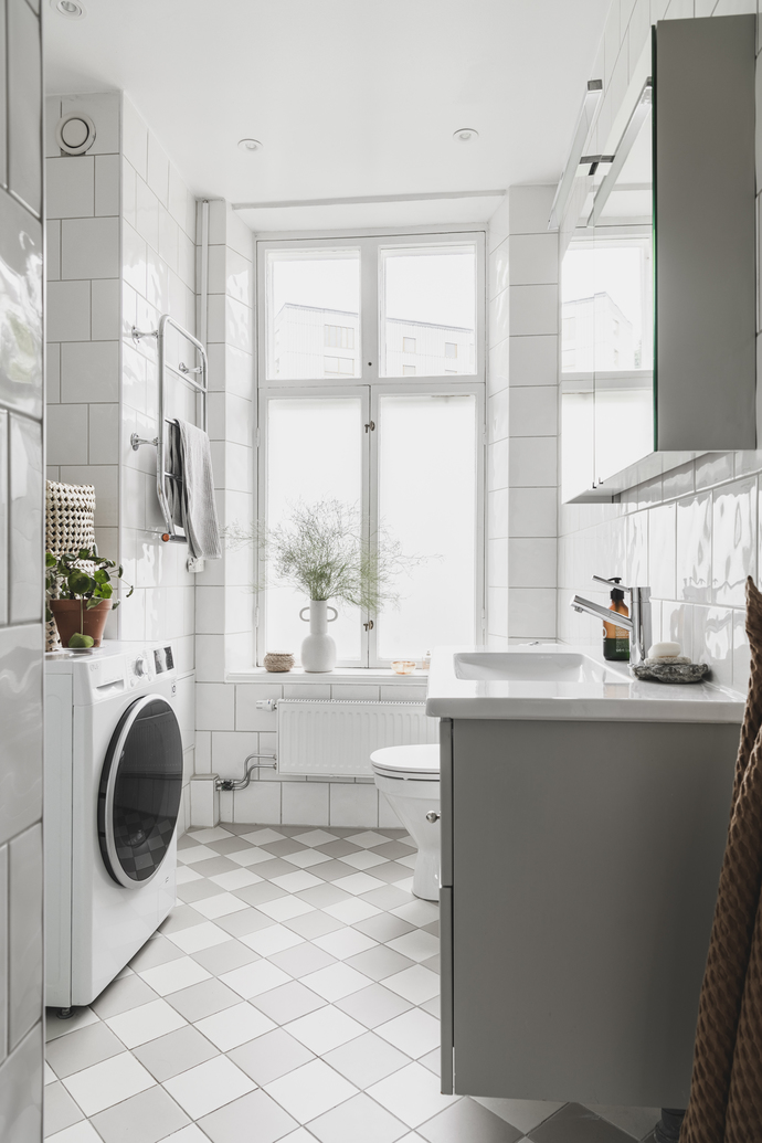 salle de bain blanche sol à damier