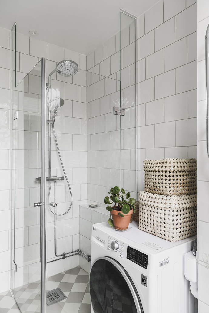 salle de bain blanche sol à damier gris et blanc
