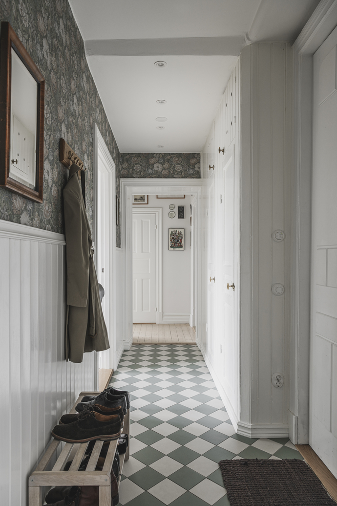 entrée sol à damier papier peint décoration scandinave