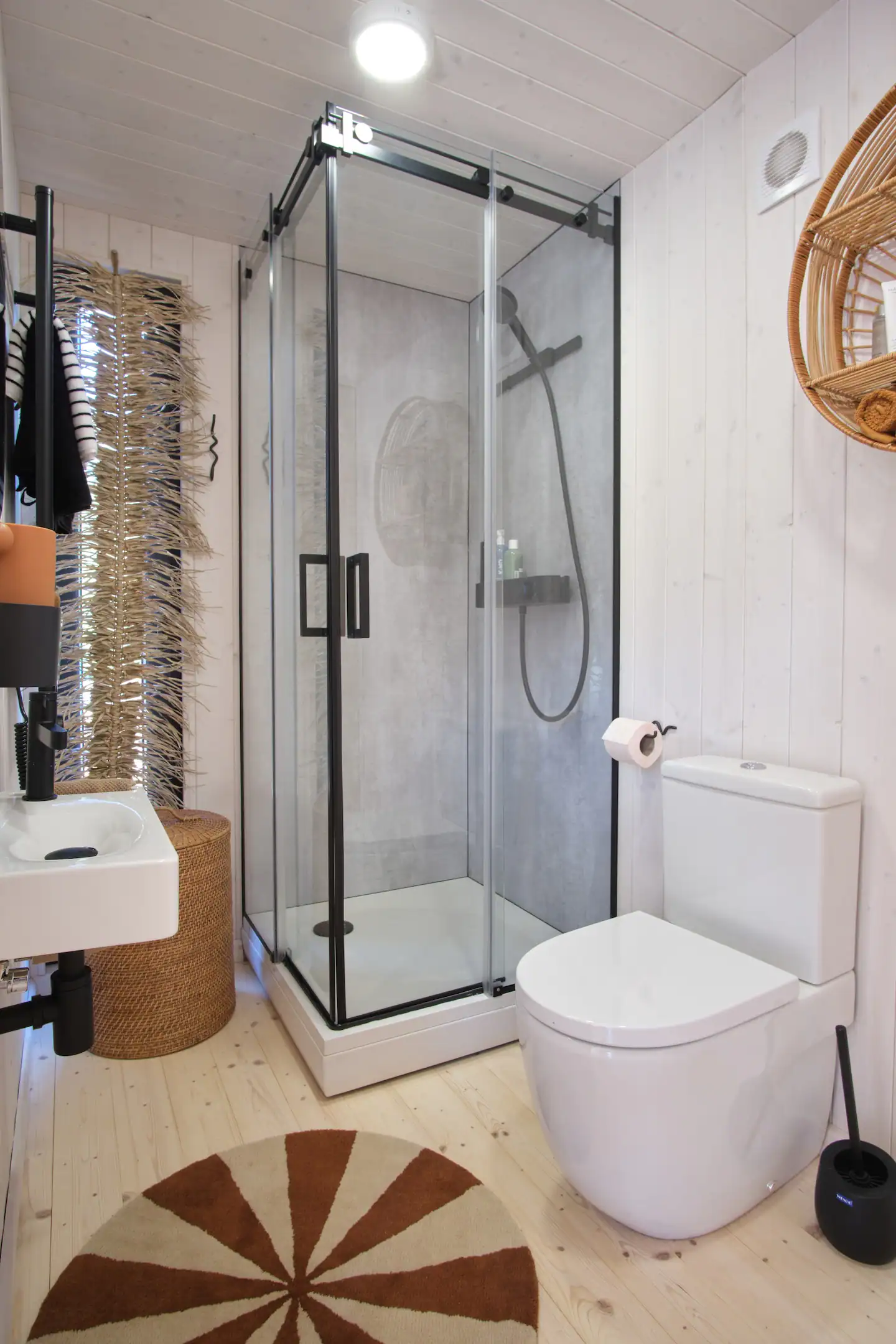 salle d salle d'eau petite maison noire de 50m2