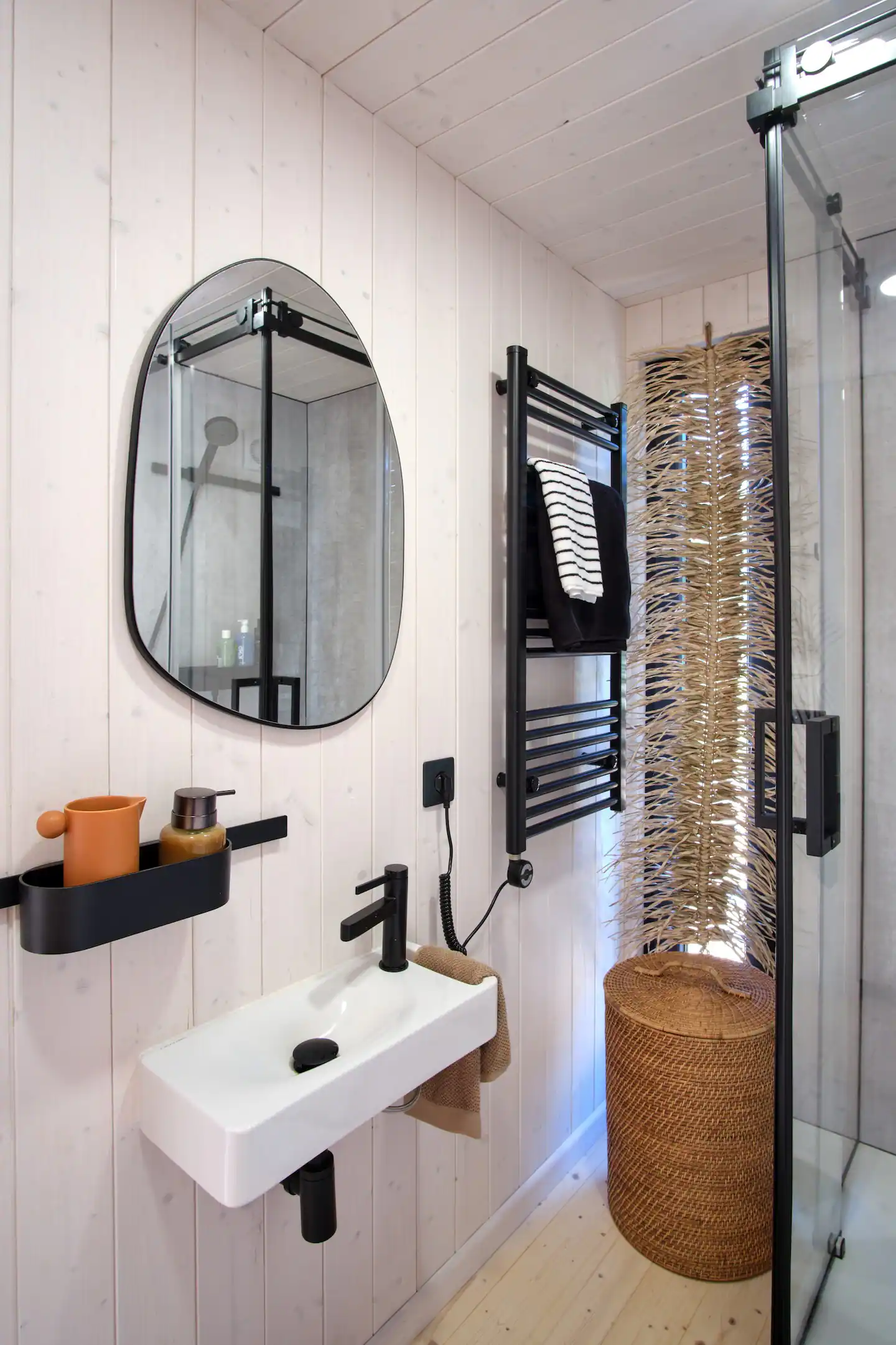 salle d salle d'eau petite maison noire de 50m2