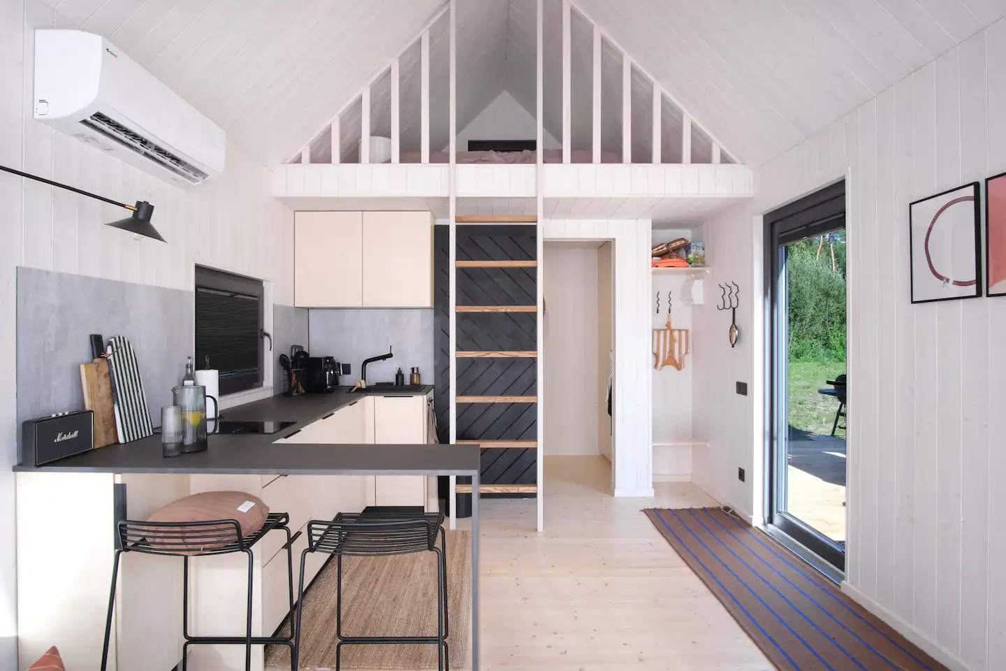 cuisine et mezzanine petite maison noire de 50m2 cuisine et mezzanine petite maison noire de 50m2