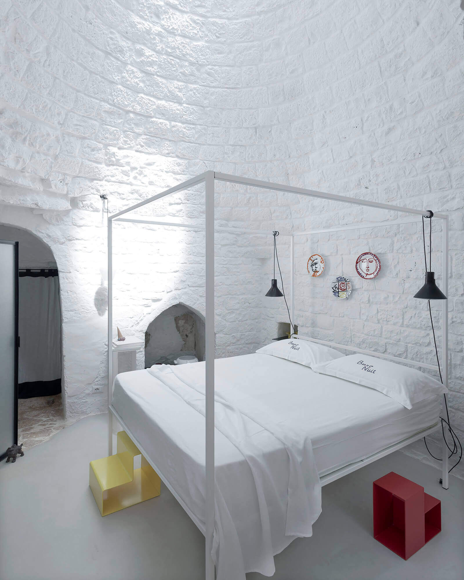 chambre avec lit à baldaquin blanc Coco Trullo