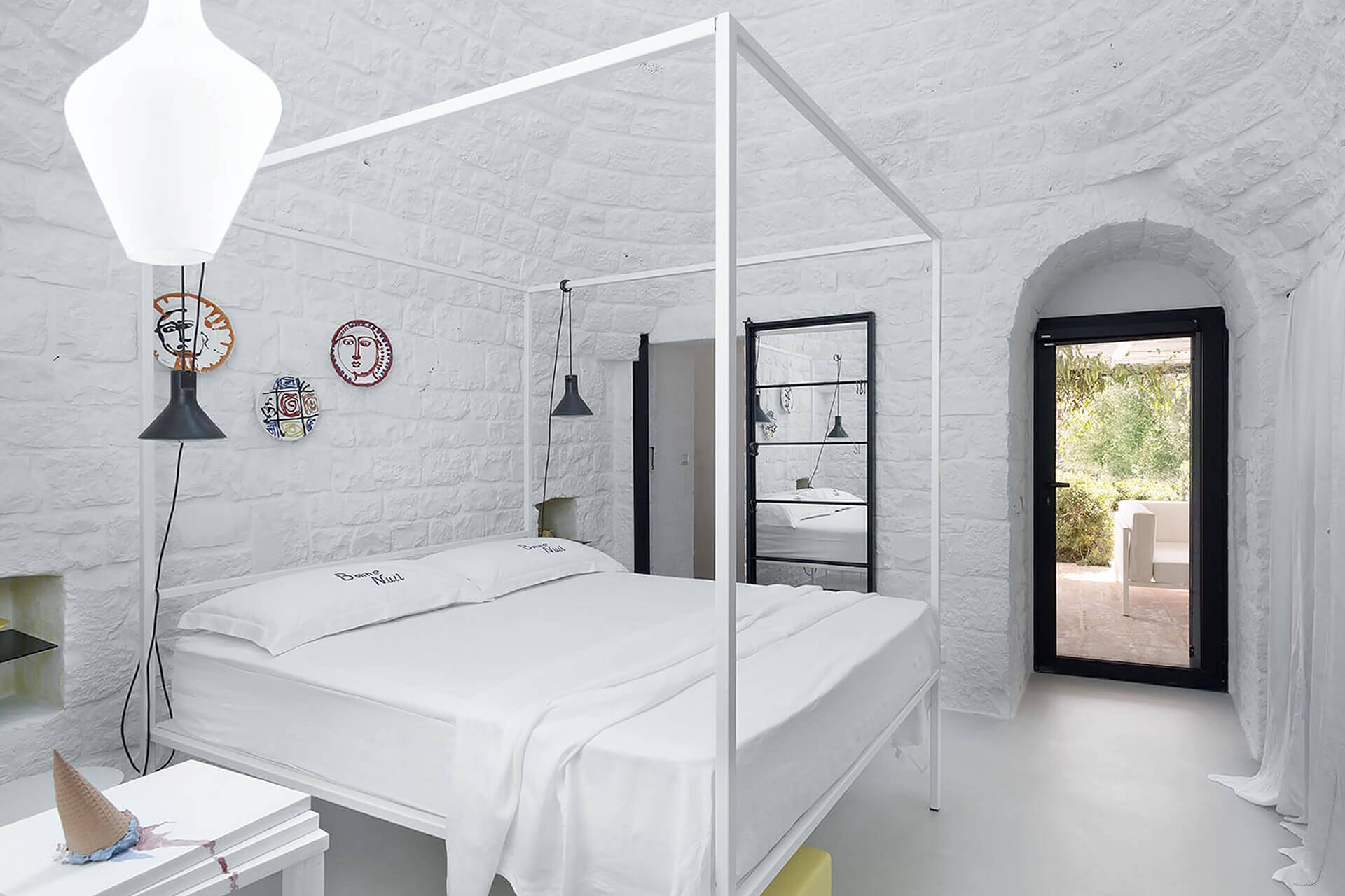 chambre avec lit à baldaquin blanc Coco Trullo